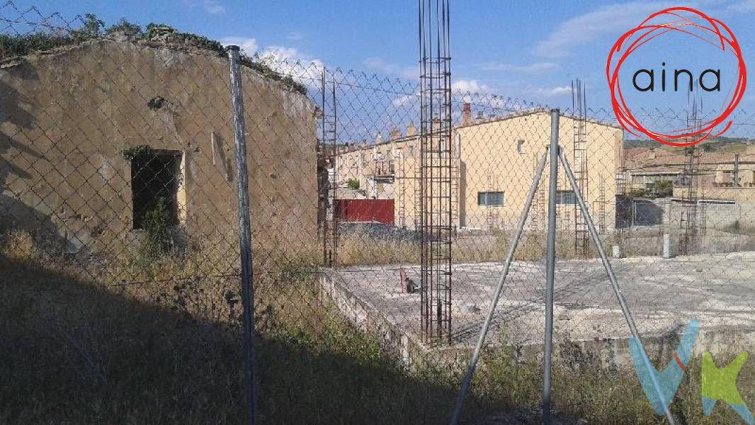 Parcela urbana situada en medio del pueblo para uso residencial unifamiliar. Tiene 12 m. para fachada a la calle y unos 20 m. de fondo. Estupenda ocasión.