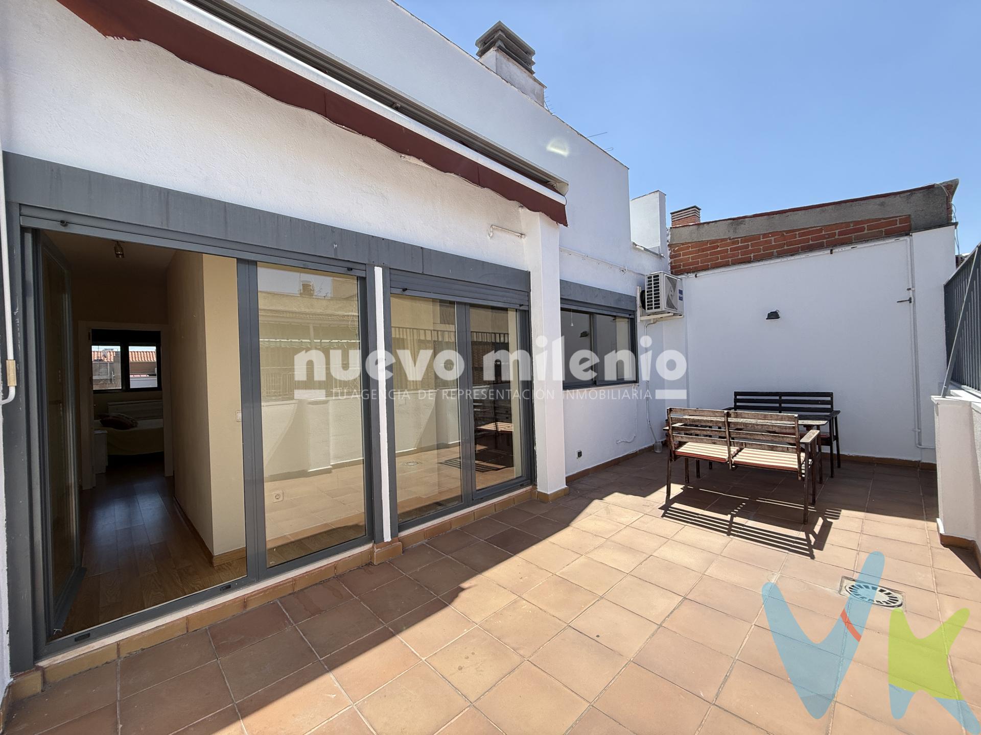 ¡ÁTICO CON 2 TERRAZAS EN USERA!.

¿Buscas una vivienda acogedora, funcional y con un espacio exterior que marque la diferencia?. Este ÁTICO CON 2 TERRAZAS en la calle Nicolás Usera puede ser una opción perfecta.

La vivienda cuenta con 38 m² útiles, distribuidos de forma práctica para aprovechar al máximo el espacio. Dispone de 2 dormitorios, 1 baño y luminoso salón con cocina americana, creando una estancia abierta y cómoda para el día a día.

Pero, sin duda, el gran atractivo de esta vivienda son sus 2 terrazas privadas: la principal, de aproximadamente 19 m², ofrece un espacio exterior excepcional para una vivienda de estas dimensiones, un lugar ideal para disfrutar al aire libre, crear una zona de comedor, un rincón de descanso, cuidar tus plantas o simplemente desconectar. A ella se suma una segunda terraza de unos 4,5 m², que aporta un espacio exterior adicional y favorece la entrada de luz en la vivienda. En total, más de 23 m² de espacios exteriores privados, una característica difícil de encontrar en una vivienda de estas dimensiones.

Dispone, además, de práctico TRASTERO.

Ubicada en Usera, un barrio consolidado de Madrid que ofrece todo lo necesario para el día a día: comercios, supermercados, restaurantes y una amplia variedad de servicios. Además, dispone de buenas comunicaciones mediante Metro y autobús, así como acceso a la red de Cercanías desde estaciones próximas.

Una vivienda práctica y con mucho que ofrecer, especialmente pensada para quienes prefieren disfrutar de un magnífico espacio exterior sin renunciar a vivir en Madrid. Ven a descubrirla. ¡Te sorprenderá!.

Las condiciones de la venta establecen que el comprador deberá abonar un importe adicional fijo del 2%, más 21% de IVA, sobre el precio publicitado.