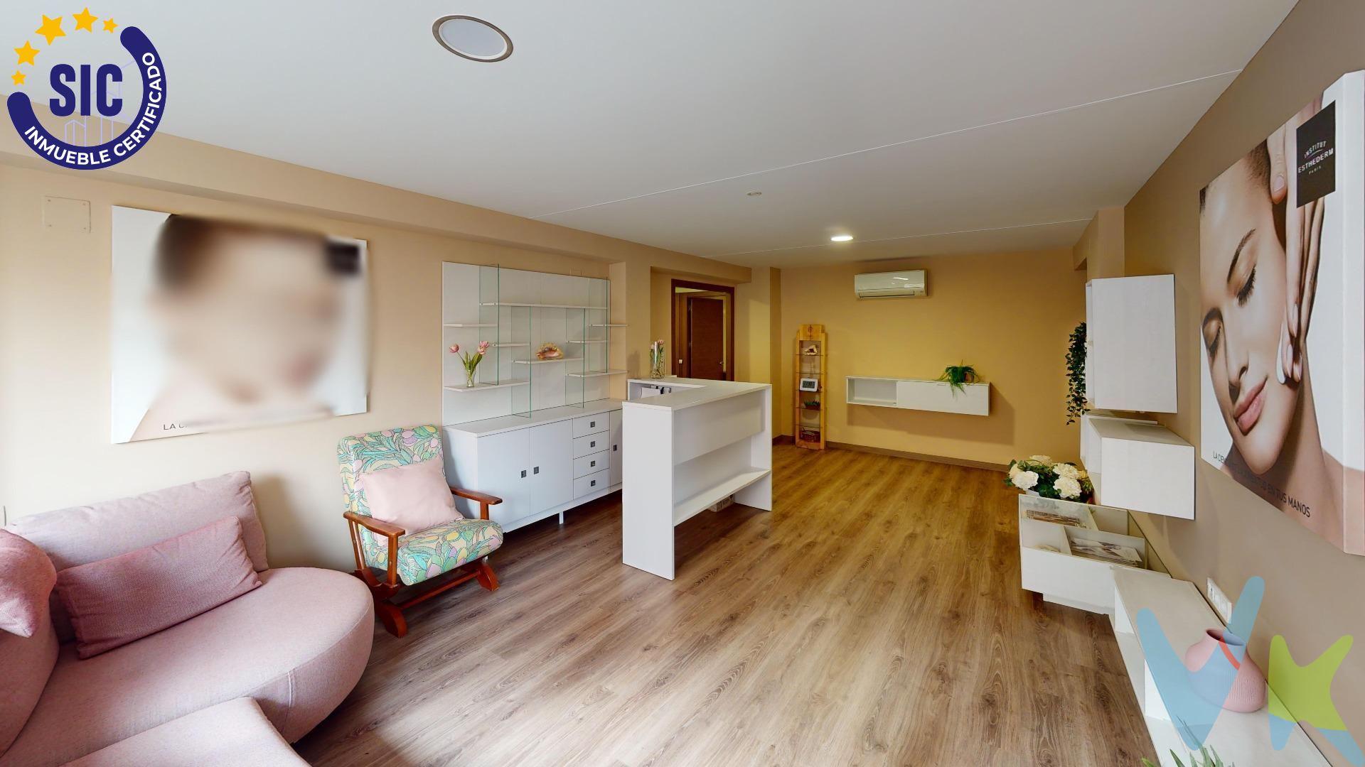 Les presentamos una excepcional vivienda situada en el corazón de Castellón, ideal para quienes buscan espacio y comodidad. Esta propiedad cuenta con una generosa superficie construida de 140 m² que se distribuye eficientemente. Al entrar, un acogedor hall que da paso a un amplio comedor salón que destaca por sus casi 30 m²; este luminoso ambiente ofrece acceso directo al balcón desde donde podrá disfrutar inigualables vistas hacia la emblemática Plaza Fadrell. La cocina está diseñada pensando en su funcionalidad, también dispone del privilegio de tener salida al espectacular patio privado de mas de 37 metros, perfecto para reuniones familiares o momentos tranquilos bajo el sol mediterráneo. Este hogar alberga cuatro cómodas habitaciones: una suite principal dotada de baño incorporado garantizando privacidad total; además dos amplias habitaciones dobles ideales para hijos o invitados, así como otra habitación simple perfecta como oficina o cuarto juvenil. Completa esta excelente distribución otro baño completo muy práctico para las visitas diarias. Este inmueble es en exclusiva, con lo que le facilitamos cualquier información sobre la vivienda. Por este motivo, solicitamos no molesten al propietario, ocupantes de la propiedad, vecinos o conserje de la comunidad. En todos los casos los precios expuestos son más impuestos y gastos derivados de la transmisión del inmueble. 