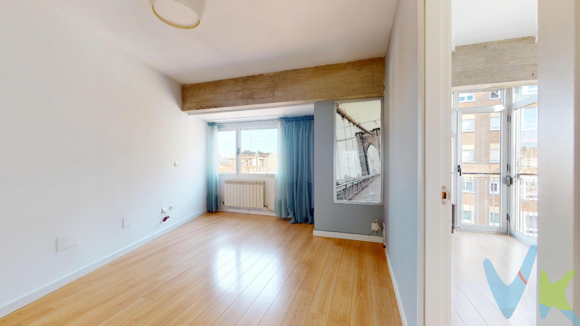 Imagina despertar cada día con la ciudad a tus pies. Subes a la séptima planta, abres la puerta y, de pronto, la luz te envuelve. Una luz limpia, generosa, que se cuela por cada ventana y convierte este hogar en un refugio cálido, moderno y lleno de vida. Así es este piso totalmente reformado en la Calle Esgueva 4, en pleno corazón de Valladolid. Aquí, basta una mirada para enamorarse: desde el salón, las vistas se abren hacia algunos de los monumentos más emblemáticos de la ciudad. Son imágenes que cambian con la luz del día, que hablan de historia, de tranquilidad y de esa sensación de estar exactamente donde quieres estar. Este es un hogar que “entra por los ojos” el silencio amable de una planta alta crea un ambiente sereno, cada detalle de la reforma transmite calidad, suavidad y bienestar. El piso cuenta con dos dormitorios perfectamente diseñados con armario empotrado, un baño moderno con ducha de líneas actuales y una cocina reformada que combina estética y funcionalidad. Cada espacio ha sido pensado con cabeza: materiales de excelente calidad, tonos elegantes, calidez visual y una sensación de confort que se percibe al instante. La vivienda incluye además una pequeña carbonera anexa que funciona como trastero, perfecta para almacenar lo necesario sin sacrificar espacio en casa. Vivir en la Calle Esgueva significa disfrutar del centro con comodidad absoluta: servicios a pie de calle, cercanía a los principales puntos de interés, comercio, restauración, cultura y una vida urbana vibrante pero manejable. Todo lo que hace especial a Valladolid está literalmente a unos pasos. Si buscas un hogar para disfrutar la ciudad desde las alturas —ya seas una persona sola con un estilo de vida urbano, una pareja joven que quiere empezar en un entorno lleno de posibilidades, o una pareja mayor que quiere comodidad y calidad— este piso ofrece exactamente lo que necesitas: ubicación premium, reforma impecable, vistas únicas y una luminosidad difícil de igualar. En Inmobiliaria Cristino Torío trabajamos para que encuentres una vivienda que te haga sentir algo más que comodidad: queremos que sientas pertenencia, bienestar y la certeza de que has tomado la decisión correcta. Llámanos hoy mismo y descubre tu próximo hogar en el centro de Valladolid. Este es el momento. La vivienda tiene un precio de 300.000.-€ más gastos e impuestos por parte de los compradores y unos honorarios de inmobiliaria de 12.000.- € + IVA a cuenta de los compradores. Los precios puedes ser susceptibles de modificación, sin previo aviso.