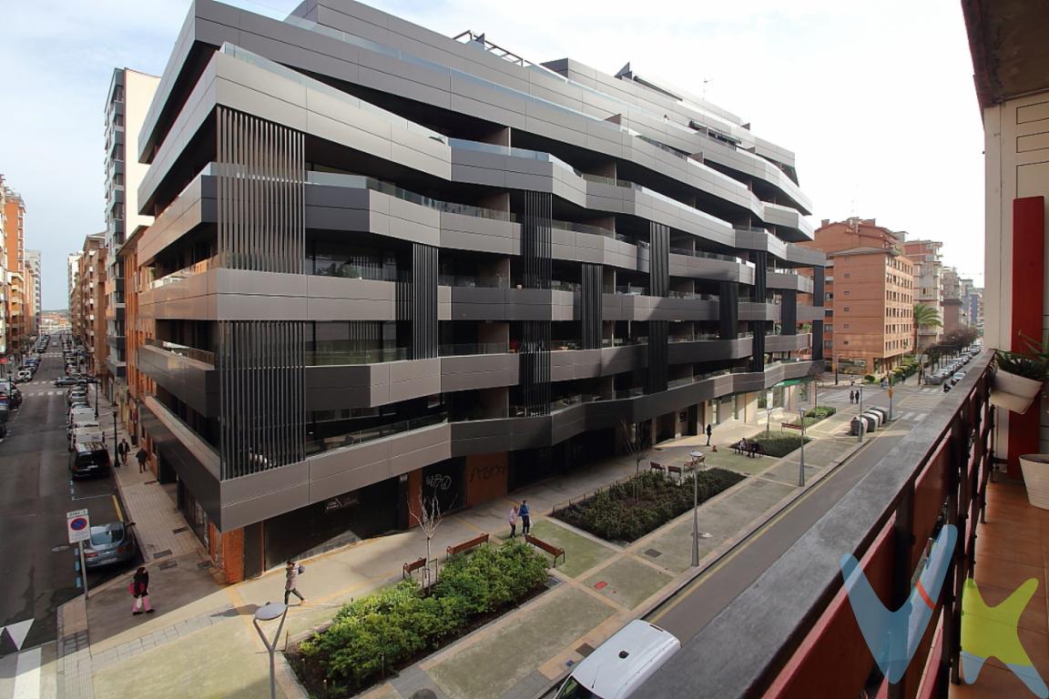 Amplio piso en La Arena, uno de los barrios más demandados de Gijón. Con 159 m² construidos (131 útiles), es ideal para familias que buscan espacio y buena ubicación.La vivienda resulta de la unión de dos pisos, reformados íntegramente en 2017, con posibilidad de volver a separarlos. Cuenta con muy bajos gastos de comunidad y sin derramas previstas.Situado en una 3ª planta con ascensor en edificio de 1967, ofrece un salón-comedor de 31 m² con balcón, cocina de 21 m² totalmente equipada, 4 habitaciones dobles con armarios empotrados (una de ellas con vestidor), 2 baños completos y un aseo.Se entrega amueblado y listo para entrar a vivir, con gran capacidad de almacenaje.Ubicado cerca de la playa y rodeado de todos los servicios, comercios y zonas de ocio, es una excelente oportunidad en una de las mejores zonas de Gijón.Gastos e impuestos no incluidos en el precio. A título orientativo, en segundas transmisiones, el comprador abonará el Impuesto sobre Transmisiones Patrimoniales (ITP). Para consultar los porcentajes del ITP en Asturias puede hacerlo a través de la web oficial de servicios tributarios del Principado de Asturias https://sede.tributasenasturias.es/sites/sede/default/es_ES/Que-quieres-hacer/Transmisiones-Patrimoniales-y-AJD. La base imponible será el mayor valor entre precio de compraventa, tasación o valor de referencia catastral. Gastos de notaría y registro según aranceles variables según precio, número de copias y complejidad.  El comprador escoge libremente notario. El vendedor asume la plusvalía y el resto de gastos son del comprador. Si se precisa hipoteca: Tasación, condiciones y costes bancarios según entidad elegida por el comprador; así como los gastos de gestoría y cualesquiera otros inherentes a la formalización de la compraventa. De acuerdo con la ley, no se incluyen en el precio otros gastos o tributos que legalmente correspondan al comprador. Honorarios de intermediación inmobiliaria a cargo del vendedor y honorarios de mediación inmobiliaria del 2% más I.V.A. con un mínimo de 2.000 + IVA a cargo del comprador. El consumidor tiene derecho, conforme a la normativa vigente, a disponer de información y documentación adicional relativa al inmueble y condiciones de la compraventa, accesible en la sede física o mediante correo electrónico de la Agencia cuyos datos de contacto aparecen en la página web. La agencia actúa exclusivamente como intermediaria en la operación. Cualquier compraventa y sus condiciones quedan sujetas en todo caso a la aceptación expresa del vendedor del inmueble y a la posterior formalización del correspondiente contrato. El presente anuncio tiene carácter meramente informativo; la información suministrada se corresponde con la disponible a la fecha de publicación, pudiendo variar en función de las circunstancias o actualizaciones legales, contractuales y fiscales.