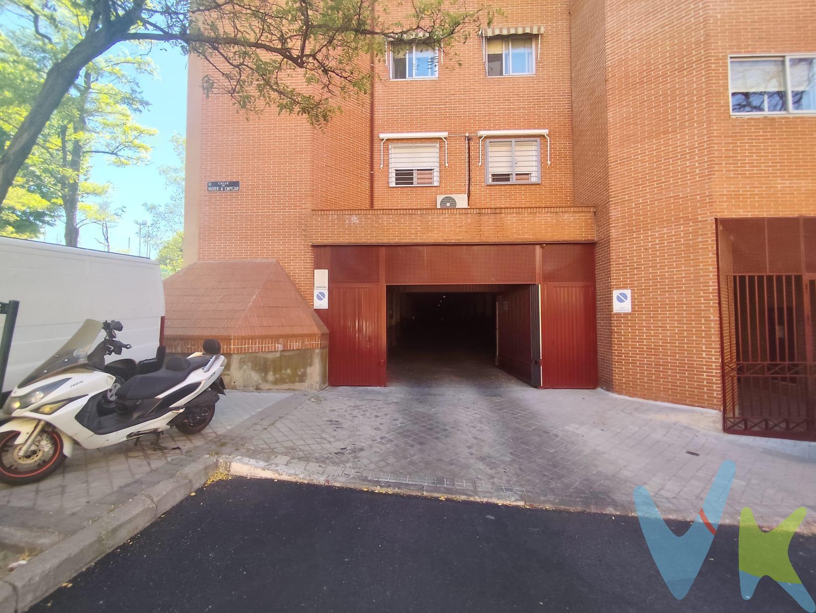 Cansado de buscar aparcamiento hasta altas horas de la noche. Amplia y cómoda plaza de garaje con accesibilidad muy buena en la Calle Volver a Empezar, ubicada en una excelente zona de Palomeras Bajas / Madrid Sur. Ideal tanto para uso propio como para inversión. Espacio para coche [ grande y fácil maniobra de aparcamiento.Planta baja  del aparcamiento subterráneo.Acceso con  Cómodas rampas de entrada y salida, con amplios pasillos de rodadura.Seguridad: El recinto cuenta con vigilancia y cámaras de seguridad 24 horas.Comunidad: Cuota de comunidad económica y mantenimiento al día.Olvídate de perder tiempo buscando aparcamiento en la zona. ¡Ven a verla sin compromiso!. 