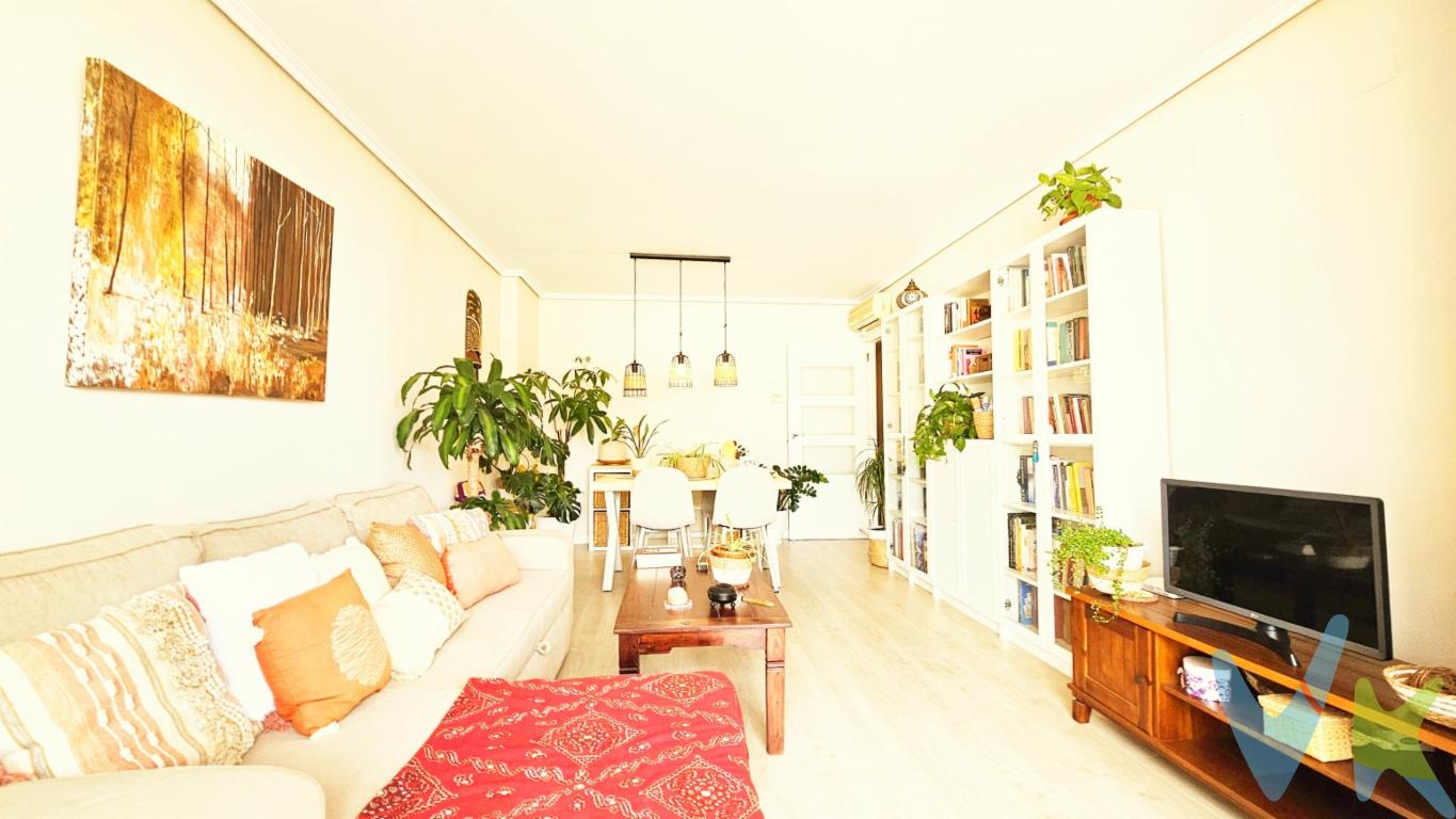  ¡Bienvenido a tu nuevo hogar en Riba-roja de Túria! Te presentamos un magnífico piso en venta, situado en una ubicación envidiable que te ofrece una vida cómoda y conectada. Este espacioso inmueble se encuentra en la segunda planta de un edificio construido en 2004, con una estructura moderna y todas las comodidades que necesitas para disfrutar de un estilo de vida de calidad.Este piso cuenta con una superficie construida de 95 metros cuadrados, de los cuales 82 metros son útiles, perfectamente distribuidos para ofrecerte el máximo confort. Al ingresar, te recibirán espacios bien iluminados gracias a una distribución que optimiza la entrada de luz natural. La sala de estar es amplia y abierta, perfecta para crear un ambiente acogedor donde podrás relajarte al llegar a casa o recibir a tus invitados.Dispone de tres habitaciones, cada una pensada para ofrecerte un espacio privado y tranquilo. El diseño interior de las habitaciones permite personalizarlas según tus necesidades y preferencias. Podrás destinarlas como dormitorios, oficinas en casa o ese espacio que siempre has deseado para tus hobbies.La cocina se presenta como un área funcional y moderna, equipada con todo lo necesario para que disfrutes preparando tus platos favoritos. Amplios armarios te permitirán organizar todos tus utensilios y víveres de manera eficiente con acceso directo a una amplia galería. Su diseño facilita la interacción con la sala de estar, haciendo de esta una zona perfecta para compartir momentos en familia.Además, este encantador piso te ofrece el lujo de disfrutar de un balcón, donde podrás tomar el aire fresco y disfrutar de momentos de tranquilidad. Aquí, tus mañanas comenzarán con la agradable brisa y tus tardes serán testigos de relajantes puestas de sol.Una de las ventajas significativas de esta propiedad es el acceso a un ascensor, lo cual resulta especialmente conveniente para el traslado diario y para las personas que puedan tener dificultades con las escaleras. A esto se suma la comodidad de contar con una plaza de garaje, asegurando que tu vehículo esté siempre protegido y a salvo.La ubicación de este inmueble es uno de sus mayores atractivos. Se encuentra a escasa distancia de paradas de autobús y estaciones de metro, lo que te garantiza conexiones rápidas y eficientes con el resto de la ciudad y sus alrededores. Esta accesibilidad asegura que siempre puedas moverte con facilidad, ya sea para tu rutina diaria o para explorar todo lo que Riba-roja de Túria tiene para ofrecer.Finalmente, la comunidad vecinal es acogedora y tranquila, lo que convierte a este piso en el lugar ideal para aquellos que buscan un entorno apacible sin renunciar a las comodidades urbanas. La modernidad del edificio, junto con su excelente estado de conservación, son garantías de que estás realizando una inversión segura.No dejes pasar esta oportunidad única de adquirir un piso que lo tiene todo. ¡Te invitamos a visitarlo y descubrir por ti mismo todas sus ventajas y encantos! Tu nuevo hogar en Riba-roja de Túria te está esperando. 