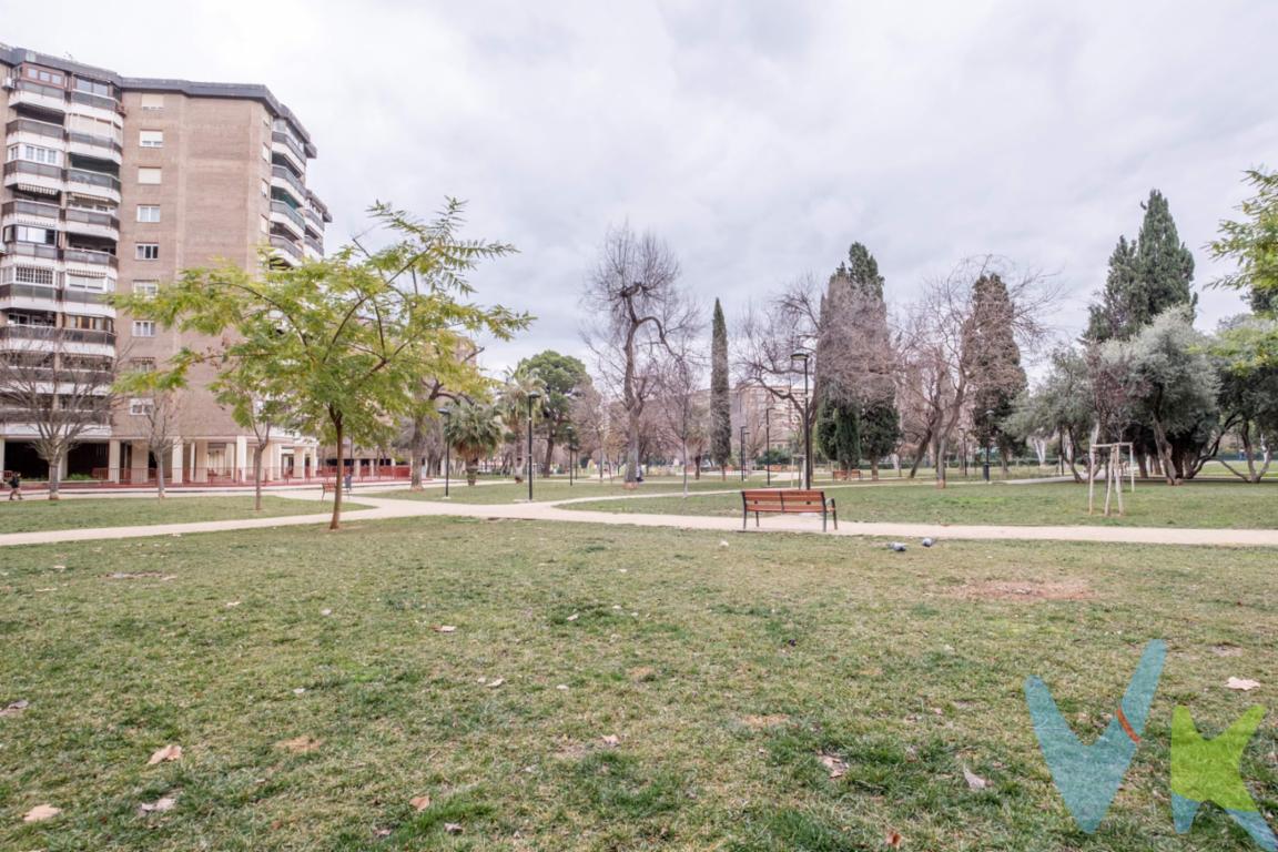 Hay direcciones que lo dicen todo, y vivir en el Camino de las Torres es sinónimo de comodidad, prestigio y tener la ciudad a tu alcance. Si buscas un piso que combine una ubicación envidiable con un interior cuidado al detalle, esta vivienda en perfecto estado es la oportunidad que estabas esperando. Elegancia en cada detalle. Desde que cruzas la puerta, percibes que no es un piso más. La reforma y el mantenimiento impecable se notan en los acabados que aportan calidez y modernidad:. Suelo de parquet de espiga: Un toque de distinción clásico que nunca pasa de moda y que aporta una personalidad única a cada estancia. Carpintería renovada: Las puertas lacadas en blanco multiplican la luminosidad y dan esa sensación de hogar fresco, limpio y actual. Vistas a la avenida: Su salón conecta con una terraza perfecta para asomarse al pulso de la ciudad y disfrutar de la amplitud visual que ofrece una de las vías más anchas de Zaragoza. Distribución pensada para tu bienestar. La casa está organizada para que el día a día sea fluido y privado:. 3 Dormitorios,  El dormitorio principal cuenta con su propio baño en suite, creando un refugio privado de descanso. junto al Parque Miraflores, tendrás el pulmón verde del centro para pasear o hacer deporte nada más salir de casa. Rodeado de los mejores colegios, servicios y comercios, este piso te ofrece la calidad de vida que buscas sin renunciar a nada. Es la combinación perfecta: la solera de un buen edificio, un interior con acabados de calidad y las vistas despejadas a la avenida. Llámanos para concertar una visita y ven a comprobar la calidad de sus acabados en persona. ________________________________________________________. En el precio publicado de venta NO están incluidos los honorarios de agencia por el servicio de gestión, asesoramiento y formalización del proceso de compra que será facturado al comprador. Tampoco incluye los impuestos y gastos legalmente establecidos y derivados de la transmisión e inscripción, en su caso.