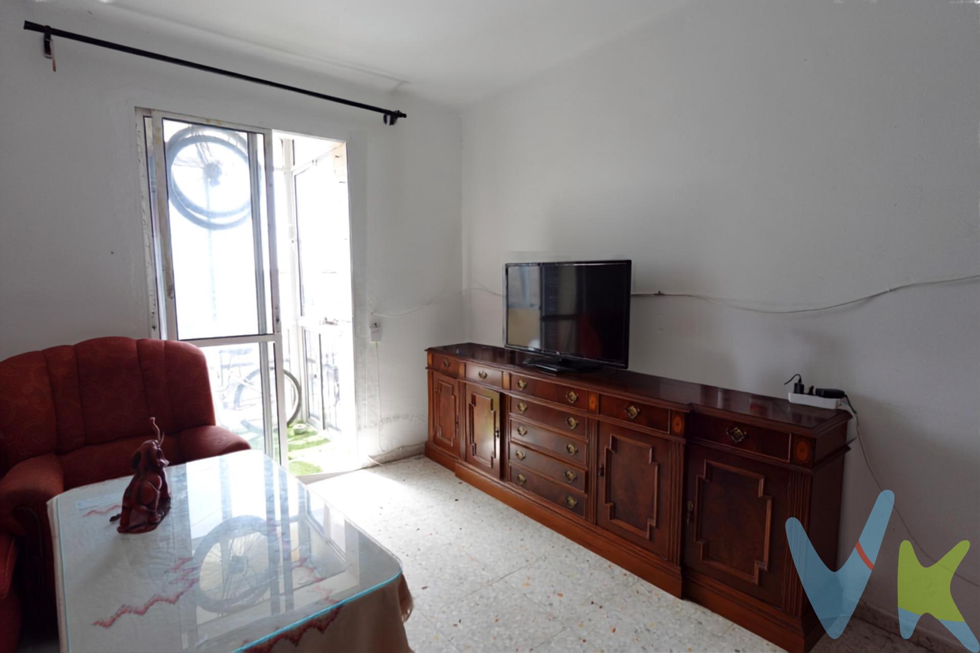 Descubre esta excelente oportunidad de inversión en El Puerto de Santa María. Situado en el centro, este piso cuenta con una superficie construida de 74.90 m² y se compone de tres acogedoras habitaciones; dos sencillas y una doble, ideal para familias o como vivienda vacacional. Aunque el inmueble está conservado 'de origen', ofrece un gran potencial para renovaciones personalizadas a tu gusto. Disfruta además del confort que brinda la pequeña terraza sin edificios frente a ella, perfecta para relajarse al aire libre. La propiedad se encuentra estratégicamente cerca tanto de paradas de autobús como de la estación de tren, facilitando así tus desplazamientos diarios. También estarás rodeado de supermercados que garantizan toda comodidad necesaria en tu día a día por solo €70,000.