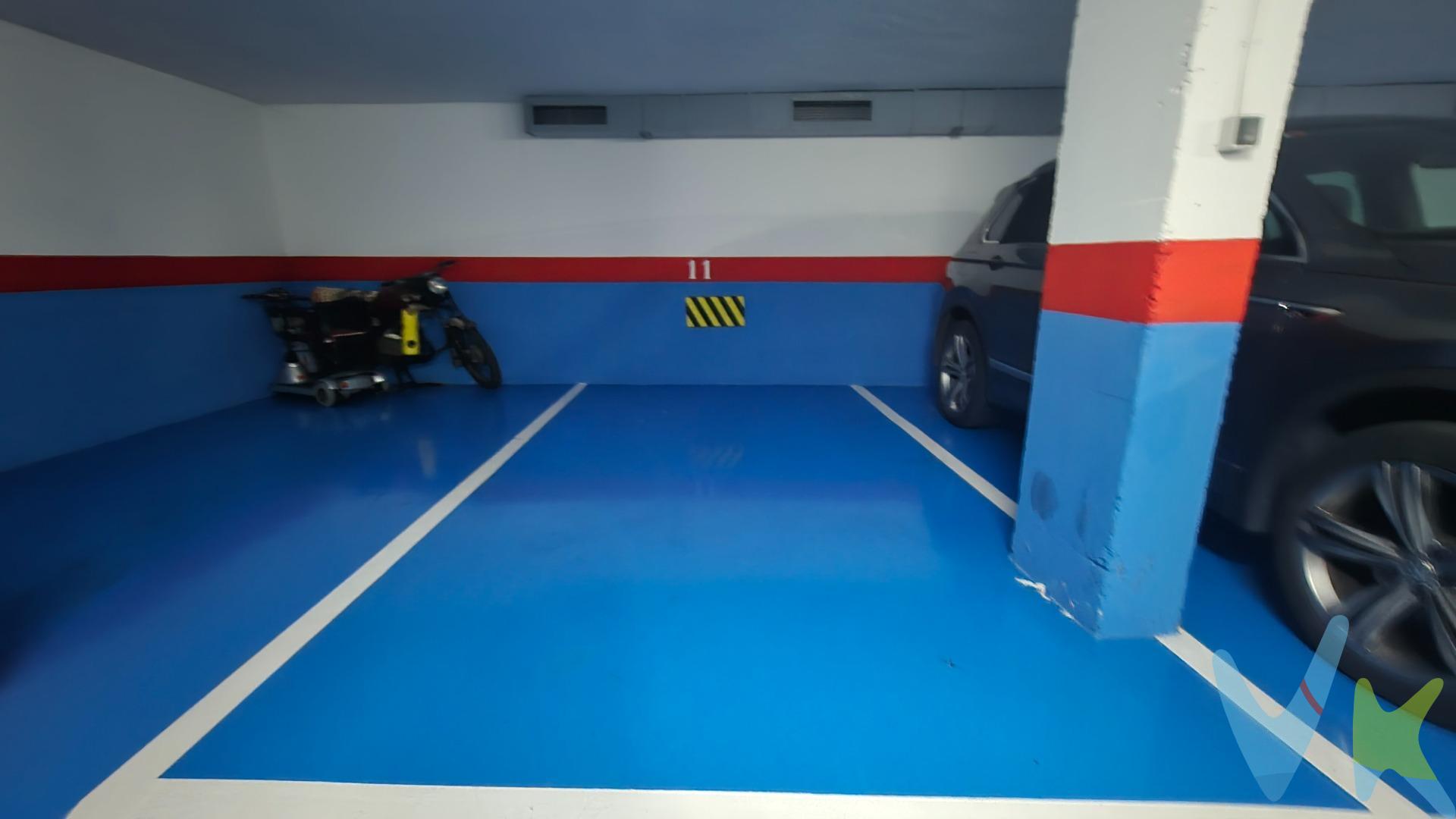 Plaza de garaje en el centro neurálgico de Huarte. En zona de alta demanda, rodeada de comercio y servicios y parada de autobús. Fácil acceso desde la calle Zubiarte. De tamaño suficiente para coche convencional.