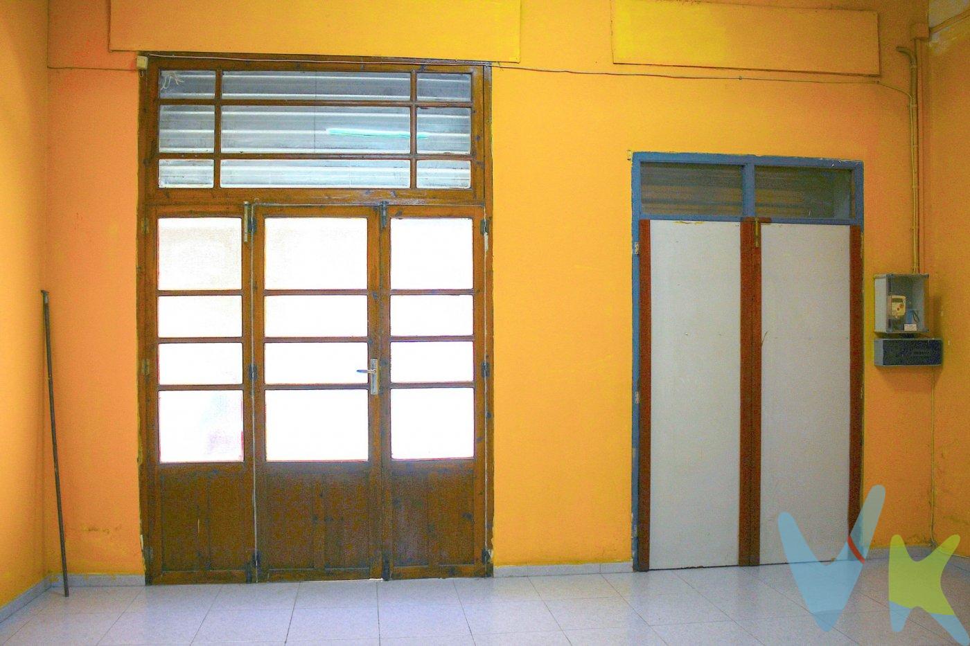 Presentamos este espectacular bajo comercial en venta, ubicado en la calle Anselmo Fernández, en una zona altamente conveniente cerca del ayuntamiento de Requena. Esta calle es reconocida por su gran afluencia tanto de personas como de vehículos. El local cuenta con una impresionante superficie de 130 metros cuadrados y ha sido recientemente reformado en su totalidad. Se han realizado mejoras en los suelos con la instalación de gres, así como en los sistemas eléctricos y de fontanería, todos completamente nuevos. Además, el edificio ha realizado mejoras en sus bajantes y tejado, lo que significa que no existen gastos adicionales pendientes. Los techos tienen una altura aproximada de 5 metros, lo que crea una sensación de amplitud, y la presencia de múltiples ventanas distribuidas por todo el bajo garantiza una excelente entrada de luz natural. El local cuenta con un baño reformado e independiente, equipado con lavamanos, inodoro y toma de agua auxiliar. Además, dispone de un patio trasero al aire libre de aproximadamente 30 metros cuadrados, ubicado justo detrás del edificio. Este espacio ofrece diversas posibilidades, como la instalación de una carpa, la creación de un jardín interior o incluso la construcción de una piscina. El bajo comercial tiene dos entradas desde la calle, ambas equipadas con persianas de seguridad. Una de ellas es lo suficientemente grande como para permitir la creación de un garaje, mientras que la otra es más pequeña y pensada para el acceso peatonal. Es importante destacar que no se requiere permiso de vado en esta calle. Además, existe la posibilidad de obtener una célula de habitabilidad para convertir el local en una vivienda de planta baja. Recuerda que la descripción e imágenes aquí presentadas son únicamente informativas y no tienen carácter contractual. La inmobiliaria comercializadora se reserva el derecho de realizar modificaciones sin incurrir en responsabilidad alguna frente a terceros. No incluido en el precio de venta al público están los gastos de adquisición, como los honorarios notariales, registrales, de gestión, entre otros. ¡No pierdas la oportunidad de adquirir este magnífico bajo comercial! Contáctanos para más detalles y asegura tu inversión. . . 