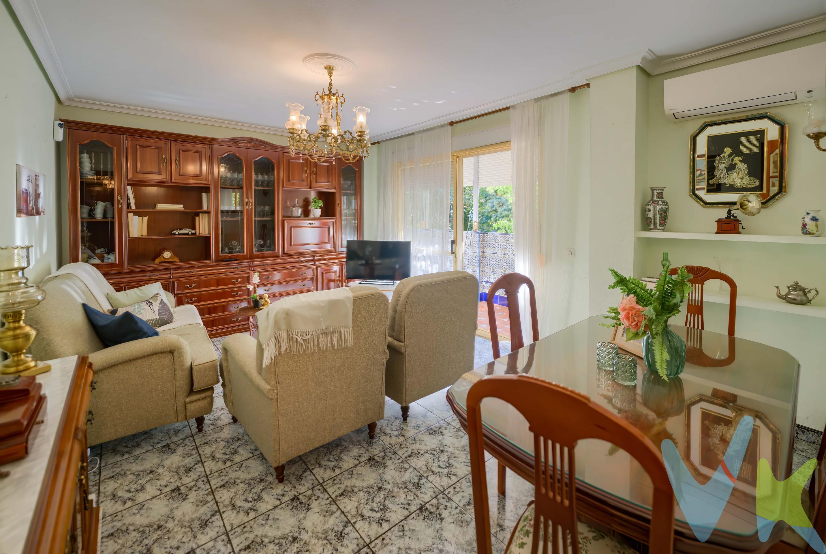 PRECIO VENTA [295.000 + GASTOS] . Esta casa se llena de sol desde por la mañana. Da gusto desayunar con esa claridad y ver cómo la luz recorre el salón y los dormitorios a lo largo del día. En invierno se agradece muchísimo, y casi no hace falta encender una lámpara hasta que cae la tarde. Son 102 m² muy bien aprovechados, con 4 dormitorios y 2 baños completos. Nos ha dado espacio para todo: para la familia, para teletrabajar y para recibir visitas sin agobios. La terraza ha sido nuestro rincón favorito para el café, las cenas de verano o simplemente para desconectar. Además, tiene ascensor, trastero para todo lo que no cabe en casa y aparcamiento en superficie, algo que en esta zona vale oro. Y luego está el barrio, que es lo que más nos ha enamorado. Vivir junto al Puente de la Barqueta es tenerlo todo cerca. Cruzas el río y estás en el Parque del Alamillo para pasear o hacer deporte. En unos minutos llegas a la Alameda de Hércules y al casco histórico, y tienes la Basílica de la Macarena y las murallas a la vuelta de la esquina. Es un barrio de toda la vida, con comercio de proximidad, colegios, servicios y buenas conexiones, pero tranquilo para vivir. En cumplimiento de las obligaciones de información previstas en la Ley 10/2025, de 28 de diciembre, de servicios de atención a la clientela y transparencia, así como en la normativa sectorial vigente, se hace constar que el precio indicado no incluye los gastos e impuestos inherentes a la adquisición, los cuales se desglosan a continuación:. •	Impuesto sobre Transmisiones Patrimoniales (ITP): Se aplicará el tipo impositivo vigente en la Comunidad Autónoma de Andalucía, generalmente el 7% (20.650€), sin perjuicio de tipos reducidos del 3,5%, 1,2% o 1% aplicables según las circunstancias personales del comprador o las características del inmueble). El impuesto se devenga sobre el Valor de Referencia de Catastro o el precio de venta, aquel que resulte superior. •	Gastos de Notaría: Los honorarios notariales se calcularán conforme al arancel oficial regulado en el Anexo I, del Real Decreto 1426/1989, de 17 de noviembre, por el que se aprueba el arancel Notarial. •	Gastos de Registro: La inscripción en el Registro de la Propiedad se facturará según el arancel oficial establecido en el ANEXO I, del Real Decreto 1427/1989, de 17 de noviembre, por el que se aprueba el arancel Notarial. •	Gastos de Gestión (Gestoría): Los honorarios por la tramitación administrativa, liquidación de impuestos e inscripción registral ascienden aproximadamente a [545] € (IVA incluido). •	Honorarios Agencia del Vendedor: incluidos en el PVP. •	Honorarios Agencia del comprador: La agencia prestará los servicios de información, asesoramiento y acompañamiento previstos en el Encargo de Servicios y en el D.I.A. Si solicita servicios adicionales o personalizados, sus honorarios serán informados previamente, de forma individualizada y por escrito, conforme a la libertad de pactos y a la normativa vigente. NO VINCULADOS AL PRECIO DE COMPRA. Para una información exhaustiva sobre el funcionamiento, tipos impositivos y bonificaciones del ITP en Andalucía, puede consultar el portal oficial de la Agencia Tributaria de la Junta de Andalucía en el siguiente enlace:. https://www.juntadeandalucia.es/organismos/economiahaciendayfondoseuropeos/areas/tributos-juego/tributos/paginas/impuestos-cedidos-transmisiones.html; . Documento D. I. A. a disposición del consumidor según Decreto 218/2005 Junta de. Andalucía. . 