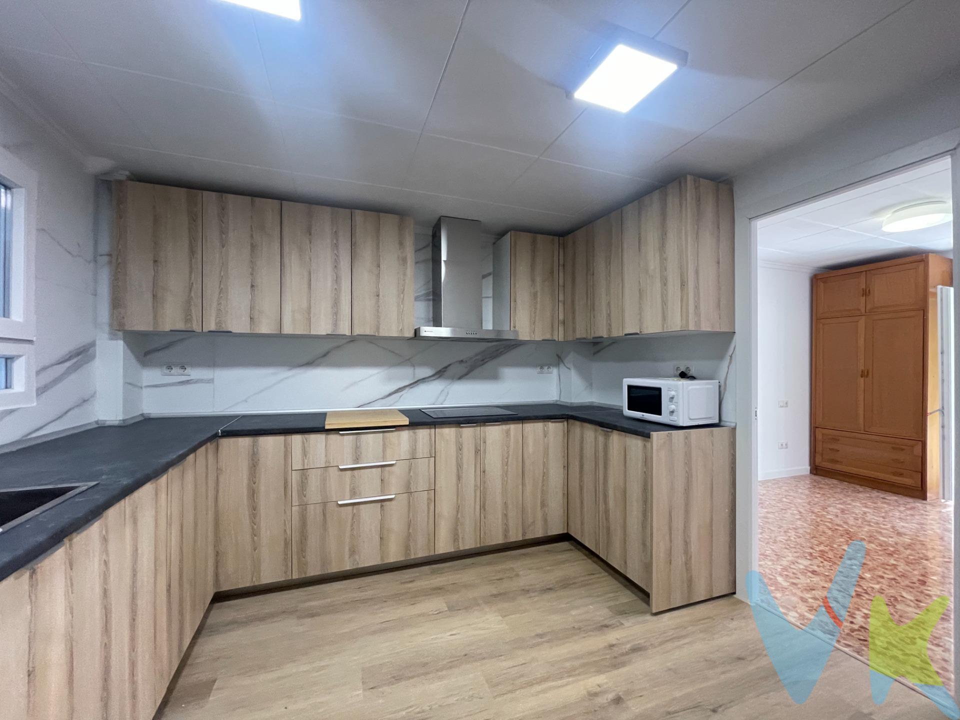 ¡Atención Inversores! Gran piso reformado Llave en Mano; en Requena con Alta Rentabilidad (Hasta 18%). ¿Buscas una inversión inmobiliaria segura, altamente rentable y sin dolores de cabeza por reformas? Te presentamos esta espectacular vivienda de 151 m² en la céntrica calle Doctor Guijarro de Requena, diseñada y reformada estratégicamente para el rentable modelo de coliving o alquiler por habitaciones. LOS NÚMEROS QUE IMPORTAN:. El inmueble sale a la venta por 185.000 € y cuenta con una distribución optimizada de 7 espaciosas habitaciones. En el mercado actual de Requena, la fortísima demanda permite alquilar cada estancia entre 350 € y 400 € al mes. • Ingresos mensuales brutos: De 2.450 € a 2.800 €. • Ingresos anuales brutos: De 29.400 € a 33.600 €. • Rentabilidad bruta anual: ¡Entre un 15,8% y un 18,1%!. Un flujo de caja (cash flow) extraordinario, muy superior a la media del mercado inmobiliario y a cualquier producto financiero tradicional. CARACTERÍSTICAS TÉCNICAS:. Se trata de un amplio primer piso (sin ascensor) que acaba de recibir una reforma integral del 85%:. 3 Baños completos nuevos (el factor clave y diferencial para garantizar la perfecta convivencia de 7 inquilinos sin fricciones). Fontanería y electricidad completamente renovadas. Ventanas exteriores nuevas de alta eficiencia energética y aislamiento. Cocina a estrenar lista para instalar electrodomésticos. Materiales, revestimientos y carpintería interior de primera calidad. DEMANDA GARANTIZADA:. Requena es un punto clave con escasez de oferta habitacional de calidad para personal sanitario, profesores, profesionales desplazados y trabajadores del sector industrial/agrícola. Ocupación prácticamente garantizada todo el año. Tú solo tienes que escriturar y empezar a rentabilizar desde el primer día. ¡No dejes escapar esta máquina de generar ingresos! Llama ahora para concertar una visita o pedir más información. VENTA:. PVP 185.000€. Gastos e impuestos no incluidos en el precio. La compra conlleva impuestos y gastos de formalización para el comprador. A título orientativo se informa que en segundas transmisiones el ITP con carácter general en Valencia es del 9%, pudiendo existir otros tipos impositivos atendiendo a las circunstancias personales del comprador u otras circunstancias previstas legalmente. Base imponible del impuesto el mayor valor entre el precio de compraventa, la tasación o el valor de referencia catastral. En cuanto a los gastos de notaría y registro, en su caso, suelen oscilar aprox. entre 1,5% y 2,5% (aranceles variables según precio, n.º de copias y complejidad). El comprador elige notario. Si el comprador precisase de hipoteca: tasación, condiciones y costes bancarios serán según entidad elegida por el comprador, así como los gastos de gestoría, y cualesquiera otros gastos inherentes a la formalización de la compraventa que legalmente correspondan a la parte compradora, salvo pacto expreso en contrario con el vendedor. El consumidor tiene, conforme a la normativa vigente, a su disposición información y documentación adicional relativa al inmueble y condiciones de la compraventa, que podrá ser consultada en C/Joaquín Costa 4, bajo 46005 Valencia o . Honorarios de mediación inmobiliaria a cargo del COMPRADOR: (3% del precio final de venta más IVA (21%), salvo otro pacto.); y de VENDEDOR (según acuerdo con el mismo). Se informa al consumidor que la agencia actúa como intermediaria inmobiliaria en la operación, estando cualquier eventual compraventa y sus condiciones sujeta a la aceptación expresa del propietario-vendedor y a la posterior formalización del correspondiente contrato.