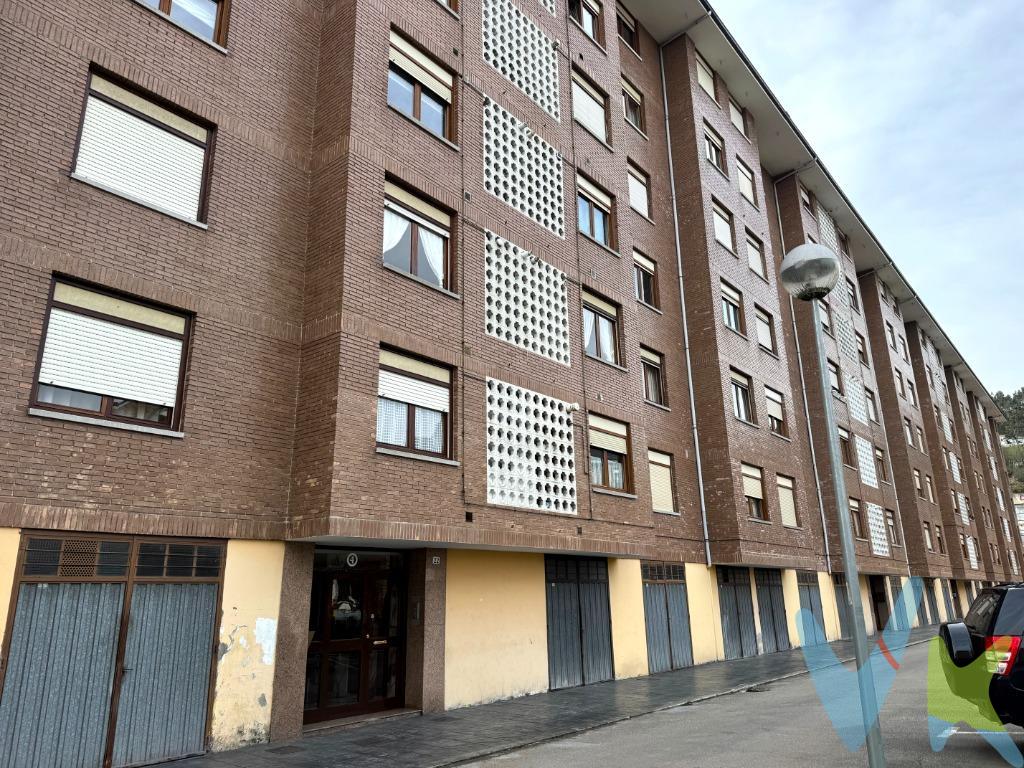 Amplio piso con zonas verdes en Calle Numancia – una oportunidad para vivir con comodidad . Te presentamos esta fantástica vivienda en Los Corrales de Buelna, ubicada en la calle Numancia, dentro de un edificio rodeado de amplias zonas verdes, ideal para quienes buscan tranquilidad sin renunciar a servicios y buenas comunicaciones.  La vivienda. El piso se encuentra en un excelente estado de conservación, listo para entrar a vivir, y destaca por su amplitud y luminosidad en todas las estancias:. -Cuatro habitaciones amplias y muy luminosas, perfectas para familias, despacho o zona de invitados. - Salón acogedor, ideal para el descanso diario. - 1 Baño completo con ducha y 1 aseo, comodidad extra para el día a día. - Recibidor a la entrada, que aporta orden y una agradable primera impresión.  Extras que marcan la diferencia. -Trastero en el mismo edificio, ideal para almacenamiento adicional. Vivienda bien cuidada, con sensación de hogar desde el primer momento.  Ubicación y comunicaciones:. Situado en una zona tranquila y residencial, con buenos accesos y excelentes comunicaciones:. Cercanía a tren y autobús:. Acceso rápido a la autovía A-67, perfecta conexión con Santander y Torrelavega. Entorno cómodo, con servicios cercanos y zonas verdes para pasear. Ideal para familias que buscan espacio y calma,  personas que valoran la luz natural y la buena distribución. Compradores que quieren una vivienda en perfecto estado, sin necesidad de reformas. Un piso que combina ubicación, amplitud, luz y tranquilidad, convirtiéndose en una opción muy atractiva tanto para vivir como para invertir.  No dejes pasar esta oportunidad y ven a visitarlo: este tipo de viviendas se venden rápido. Gastos de la transacción : Compra sujeta al Impuesto de Transmisiones Patrimoniales. El adquiriente se hará cargo de la escritura y su inscripción en el Registro de la Propiedad. 