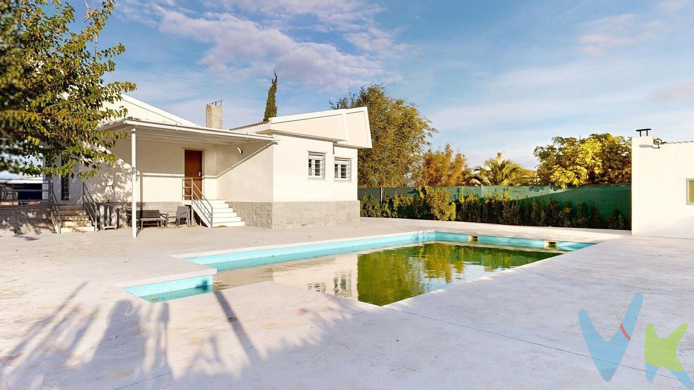 Chalet para entrar a vivir en venta en Urb. Virgen de la Columna – El Burgo de Ebro. 285 m² construidos | En parcela urbana de 1.085 m² | Piscina | Bodega | Listo para entrar a vivir. Se vende chalet independiente completamente reformado, ubicado en la urbanización Virgen de la Columna, una zona tranquila, bien comunicada y con todos los servicios municipales. La vivienda dispone de 285 m² distribuidos en dos plantas sobre una amplia parcela vallada y totalmente acondicionada. Planta calle. Salón de 27 m², muy luminoso. Cocina totalmente equipada. Tres dormitorios dobles de 13, 10 y 9 m², todos con armarios empotrados. Baño renovado con plato de ducha. Porche de 13 m². Planta baja. Bodega de 31 m². Cuarto de calderas. Trastero de 8 m². Aseo. Exterior. Jardín vallado con césped, riego por aspersión con temporizador. Barbacoa. Piscina con depuradora. Calidades y equipamiento. Vivienda reformada con excelentes acabados. Suelos de parquet flotante y gres. Ventanas Climalit. Aire acondicionado (split frío/calor) en salón y dos dormitorios. Calefacción de gasoil. Agua caliente con termo eléctrico. Agua de boca municipal, pozo propio y agua de riego de la urbanización. Comunidad solo 65 €/mes. El precio no incluye impuestos, gastos de notaría, registro ni honorarios de intermediación. Este anuncio tiene carácter informativo y no es contractual. Puede estar sujeto a errores o modificaciones.