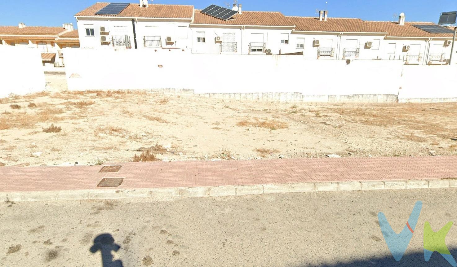 Crea el hogar que siempre has soñado en este terreno urbano con una superficie de 551 m², ideal para construir una vivienda a tu medida; en una zona con gran demanda como es la Urbanización La Tejera. La parcela se encuentra en un entorno consolidado, con fácil acceso y cercanía a todos los servicios, lo que la convierte en una opción perfecta. ✔ Características destacadas:. •	Suelo urbano. •	Parcela amplia, con múltiples posibilidades. •	Ideal para vivienda unifamiliar. •	Zona tranquila y bien comunicada. •	Próxima a comercios, colegios y servicios. 📞 Para más información o concertar una visita, contacta sin compromiso. 🔑 Comercialización en multiexclusiva. Por mandato expreso del propietario, este inmueble se comercializa en multiexclusiva, lo que garantiza un acceso completo a la información, un servicio profesional y una gestión ordenada, sin interferencias de terceros. Si eres agente inmobiliario y tienes un cliente interesado, estaremos encantados de colaborar. Contáctanos sin compromiso. 🤝 Una compra tranquila y bien acompañada. Al contactar directamente con nosotros, evitarás molestias innecesarias a la propiedad. Nos encargamos de toda la intermediación, facilitándote la documentación, la información necesaria y un trato cercano, claro y sin complicaciones. Te informaremos con total transparencia de todos los aspectos de la compra, incluidos gastos y honorarios de agencia para que tomes decisiones con calma y seguridad. Nuestra forma de trabajar se basa en algo muy sencillo:. Calma → la tranquilidad de comprar tu vivienda con acompañamiento profesional en todo el proceso con nosotros. ℹ️ Información legal. La descripción del inmueble y las imágenes publicadas tienen carácter meramente informativo y no contractual. El precio ha sido fijado por la propiedad y podría sufrir variaciones hasta su formalización en contrato de compraventa. 💰 Gastos de la compra. •	Impuestos (ITP). o	Con bonificación: 3 %. o	Sin bonificación: 7,75 %. •	Notaría y Registro: aprox. 1.000 €. •	Honorarios de agencia: 3 % + IVA, con un mínimo de 3.000 € + IVA. (No incluidos en el precio de venta). ¡Oye, agente inmobiliario! Si estás leyendo este texto y te gusta, te desafiamos a ser creativo y sorprendernos con una adaptación original. ¡Nada de copiar y pegar, queremos ver tu ingenio en acción!. 