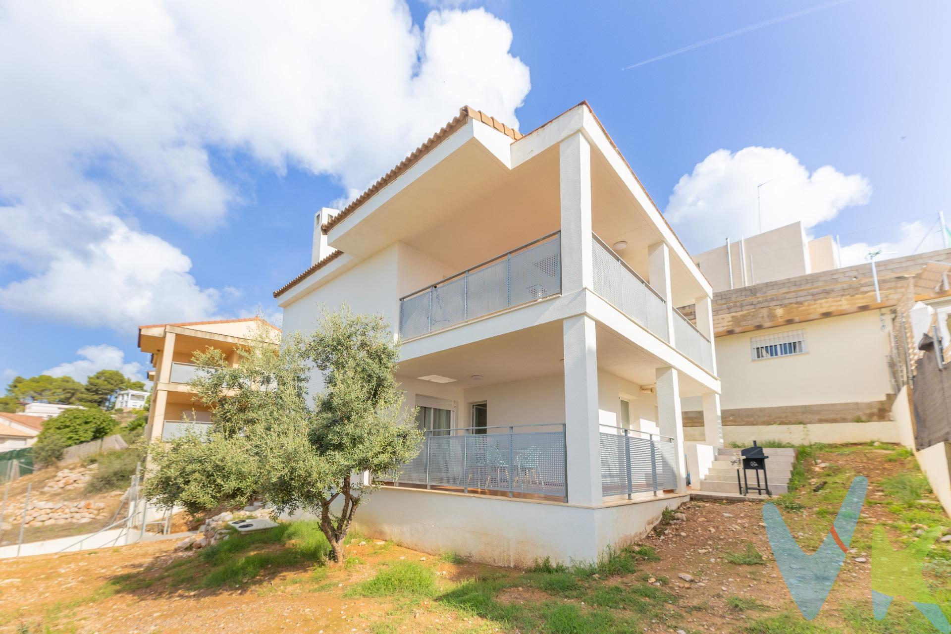 En la PRESTIGIOSA URBANIZACIÓN de Sierra Perenchiza, en Cumbres de Calicanto, se encuentra este magnífico chalet que combina LUJO, PRIVACIDAD y un ENTORNO NATURAL incomparable. Una propiedad diseñada para disfrutar de una CALIDAD DE VIDA excepcional, con estancias amplias y luminosas y una distribución pensada para el confort y la elegancia. Desde el primer momento, la vivienda transmite EXCLUSIVIDAD. Su arquitectura se adapta perfectamente al entorno, permitiendo que la LUZ NATURAL bañe cada rincón. La casa cuenta con cuatro habitaciones, dos baños completos y un aseo, distribuidos con una armonía perfecta entre las zonas de día y de descanso. El salón-comedor, se convierte en el corazón del hogar, un espacio acogedor donde la CHIMENEA  añade calidez y un ambiente distinguido. La cocina independiente, se sitúa junto a la terraza cubierta, permitiendo una conexión fluida con el exterior y facilitando el acceso a una de las mejores VISTAS. Dispone de una habitación doble en la planta de abajo. En la planta de arriba, la zona de descanso ha sido diseñada para ofrecer la máxima comodidad. Cuenta con dos dormitorios .Ambas habitaciones comparten un baño de cortesía que también da servicio a la zona de día. Además el dormitorio principal, destaca por su impresionante luminosidad ya que tiene salida a otra terraza. Un auténtico refugio privado que dispone de un elegante baño en suite, diseñado para proporcionar el máximo bienestar.  ✨ Lo mejor: El exterior de la vivienda es un auténtico oasis de exclusividad ya que la parcela está virgen, lista para que crees el espacio exterior que siempre imaginaste — sin límites ni condicionantes previos. Desde un jardín mediterráneo hasta una zona chill out con piscina. Un espacio único en una parcela de más de 600 metros cuadrados. Totalmente acomodados para una familia que quiera vivir en privacidad, en una URBANIZACIÓN acomodada, con supermercados, algunos de los mejores colegios de la provincia, club social y polideportivo. Con privacidad, con una espectacular calidad de vida y a menos de 7 minutos del By-pass y a 30 minutos de Valencia. Un lujo a tu alcance por un precio irrepetible en el mercado. ¡No dejes pasar esta ocasión y agenda tu visita hoy mismo! 🏡✨. La descripción y los datos del presente inmueble tienen carácter meramente informativo y en ningún caso contractual. En el precio de la vivienda no están incluidos los honorarios de agencia, gastos de compraventa y/o financiación. Por mandato expreso del propietario, comercializamos este inmueble en exclusiva compartida, lo que garantiza un servicio de calidad, un trato fácil y personalizado, una gran difusión en nuestras redes compartidas y sin interferencias de terceros. Por este motivo se ruega no molestar al propietario, a los ocupantes de la propiedad, a los vecinos o conserjes del edificio si los hubiera. Si eres una agencia, llámanos colaboraremos contigo. Muchas gracias.