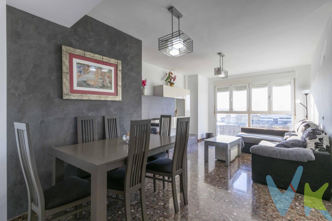  Presentamos un extraordinario piso en venta, ideal para aquellos que buscan una vivienda moderna y acogedora en la vibrante localidad de Xirivella. Con una ubicación inmejorable, esta propiedad se encuentra en la tercera planta de un edificio contemporáneo, construido en el año 2008, lo que garantiza calidad y diseño actuales para satisfacer todas sus necesidades residenciales.Esta espaciosa vivienda de 83,93 metros cuadrados útiles, ofrece un ambiente confortable y bien distribuido, asegurando aprovechar cada rincón. Además, cuenta con 125 metros cuadrados construidos, proporcionando una amplitud que rara vez se encuentra en esta zona. En su interior, se distribuyen tres habitaciones amplias y bien iluminadas, ideales para una familia o para quienes necesiten espacios adicionales para oficina o hobbies.La finca cuenta con la comodidad de un ascensor, facilitando el acceso a la vivienda sin complicaciones. Para aquellos con vehículo propio, el inmueble incluye una plaza de garaje, un auténtico lujo en esta área, que aportará tranquilidad y seguridad para su coche. Además, dispone de un trastero, proporcionando un espacio adicional ideal para almacenar aquellas pertenencias que no se usan con frecuencia pero que son importantes tener a mano.Otro de los destacados beneficios de esta propiedad es su proximidad al servicio ferroviario, proporcionando facilidad de movimiento hacia la ciudad y alrededores, ideal para quienes buscan conectarse rápidamente con el centro o desean disfrutar de las infraestructuras que Xirivella y sus cercanías tienen para ofrecer.El salón-comedor es amplio y luminoso, creando un espacio perfecto para el descanso diario, entretenimiento o reuniones familiares. La cocina es independiente y está equipada, diseñada para aprovechar el espacio y hacer de la preparación de las comidas una experiencia placentera. Además, este hogar cuenta con un baño completo y un aseo, ambos con acabados y materiales de calidad, listos para ser usados desde el primer día.Xirivella es una localidad que ofrece todos los servicios y accesos necesarios para una vida cómoda y placentera. Desde instituciones educativas, centros de salud, tiendas, restaurantes y zonas de ocio. Vivir en esta excelente ubicación le permitirá disfrutar de un entorno tranquilo y cómodo pero con la facilidad de acceder a todo lo necesario sin largas distancias.No pierda la oportunidad de visitar este increíble piso, donde cada detalle ha sido cuidadosamente seleccionado para crear el hogar perfecto para usted y su familia. Coordine hoy mismo una visita para conocer en persona todas las ventajas que este inmueble tiene para ofrecer. Sin duda, una opción excepcional en el mercado, esperando para convertirse en su futura residencia.Esta es una ocasión única para adquirir un piso completo, funcional y en perfecto estado en una de las zonas más demandadas. La calidad de vida y confort que se pueden experimentar en esta vivienda harán que cada día se sienta como un agradable refugio. Estamos seguros de que este hogar cumplirá con todas sus expectativas, siendo una inversión segura para el futuro. No espere más y venga a descubrir todo lo que esta propiedad tiene para ofrecerle. 
