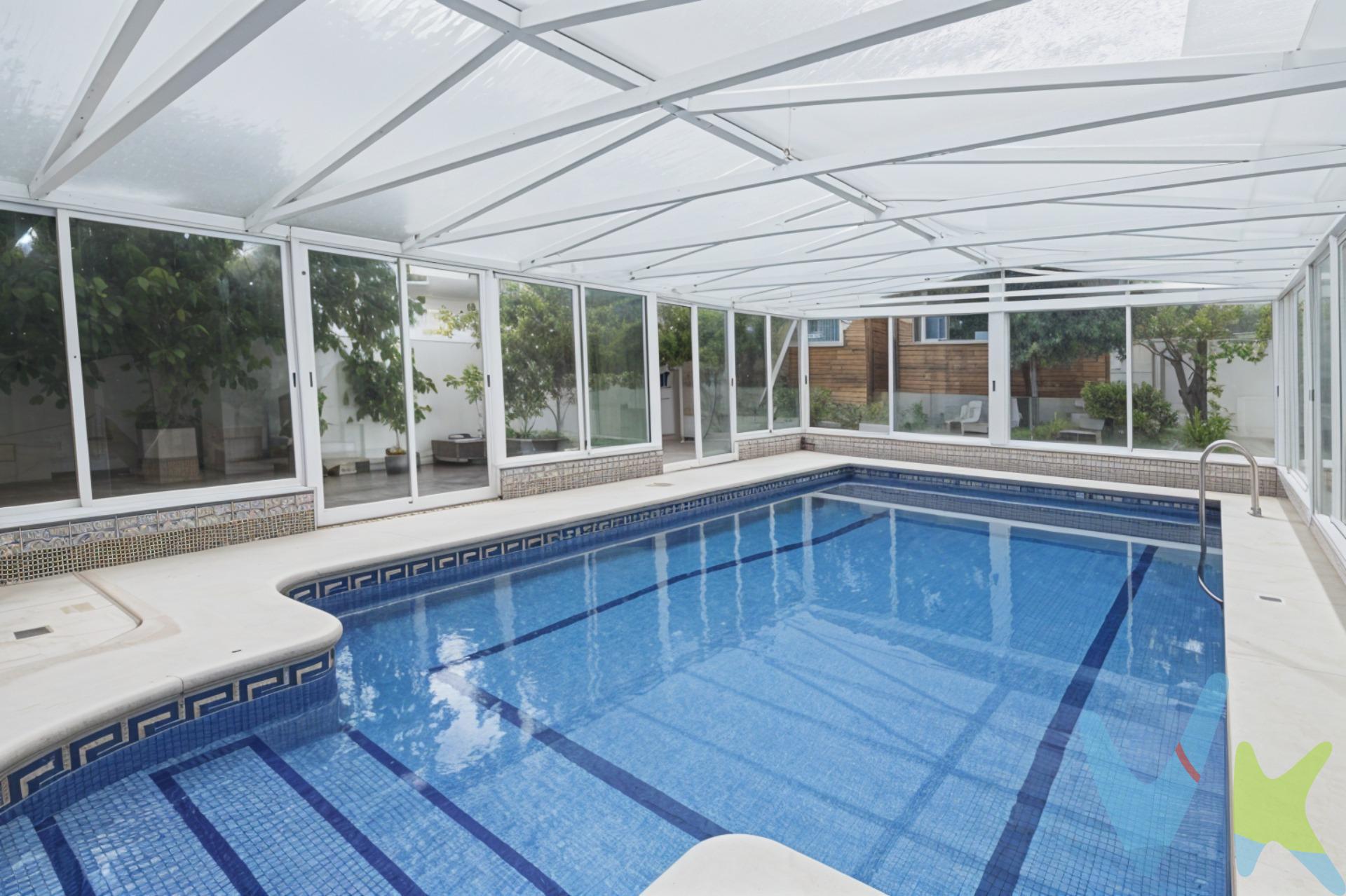 ¡Te presentamos el mejor chalet pareado de esquina de Las Villas de Fuenlabrada, parcela única de 313.35 m2, no vas a encontrar ninguna mayor en toda la zona! . 275 m² construidos en 4 plantas, patio de 243 m², 4 habitaciones dobles, 3 baños y 1 aseo. Orientación Este-Oeste 🌞, piscina cubierta, todo exterior y con vistas. ¡Listo para entrar a vivir!. 🏡 Ubicado en la tranquila y cuidada zona de Las Villas de Fuenlabrada, los Molinos, esta propiedad es perfecta para disfrutar en familia. Con 275 m² construidos 🍀distribuido en 4 plantas y un impresionante patio de 243 m², tendrás espacio para reuniones, juegos y momentos al aire libre. . Dispone de cuatro amplias habitaciones dobles 🛌, tres baños completos y un aseo 🚽. Su orientación Este-Oeste garantiza luz natural durante todo el día ☀️🌙 Disfruta de tu piscina cubierta, ideal tanto en los días soleados como en las noches estrelladas ⭐✨. Además, dispone de puerta blindada para mayor seguridad 🔒 y vistas fantásticas desde cualquier rincón 👀. Todo exterior y rodeado de chalets bien cuidados, ¡es el lugar perfecto para crear recuerdos inolvidables! ❤️. Ven a visitarlo, te encantará. Información adicional:. * ⁠Metros construidos: según registro tiene una parcela de 313,35 m y una vivienda que ocupa una superficie construida de 157,81 m. * Metros catastrales: 179 m ( Vivienda 60 m, Aparcamiento 58  y Vivienda 61 m). * Metros útiles: 221 m aproximadamente. . Conforme a lo establecido en la Ley 10/2025 de Publicidad Inmobiliaria, se informa que:. - El precio de venta publicado: no incluye el mobiliario ni la decoración, ni los impuestos, ni los honorarios derivados del servicio de compra. -El comprador asumirá, además del precio de compraventa, un coste adicional del 3 % del precio de venta del inmueble en concepto de servicio de gestión, asesoramiento y acompañamiento en todo el proceso de compra. - Impuesto de Transmisiones Patrimoniales (ITP):6 % del precio de compra. - Gastos de notaría: entre un 0,2 % y un 0,5 % del del precio de compra. - Gastos de inscripción en el Registro de la Propiedad: estimados entre un 0,1 % y un 0,25 % del precio de compra. 