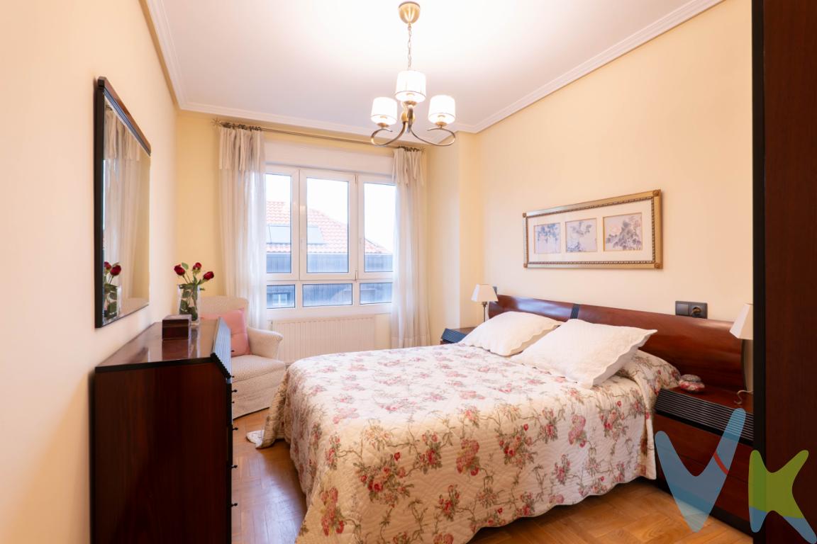 Excelente oportunidad de adquirir una vivienda con plaza de garaje y trastero en una de las zonas más demandadas y con mayor proyección de Gijón, muy próxima a la Playa de Poniente.La vivienda se sitúa en una cuarta planta, dentro de un edificio construido en 1999, sin barreras arquitectónicas y en muy buen estado de conservación. Es luminosa y con una distribución cómoda y funcional.Cuenta con un amplio salón-comedor, cocina independiente, dos dormitorios y un baño completo.Además, dispone de cuarto de lavado en el que se podría habilitar un aseo. Incluye trastero y plaza de garaje, un valor añadido, especialmente apreciado en esta zona.El entorno dispone de todo tipo de servicios: el colegio público y bilingüe Atalía, parques, supermercados, hoteles, cafeterías, restaurantes y comercio de proximidad.Además, la comunicación con autovías es excelente.Ubicación ideal para quienes buscan vivir cerca del mar y contar con todos los servicios y buenas comunicaciones a pocos minutos del centro de la ciudad.Una vivienda con ubicación, comodidad y potencial, lista para entrar a vivir.Contacta con nosotros para más información o para concertar una visita.En el precio publicitado (PVP) no se incluye el impuesto de Transmisiones Patrimoniales ni los gastos de notaría y registro.