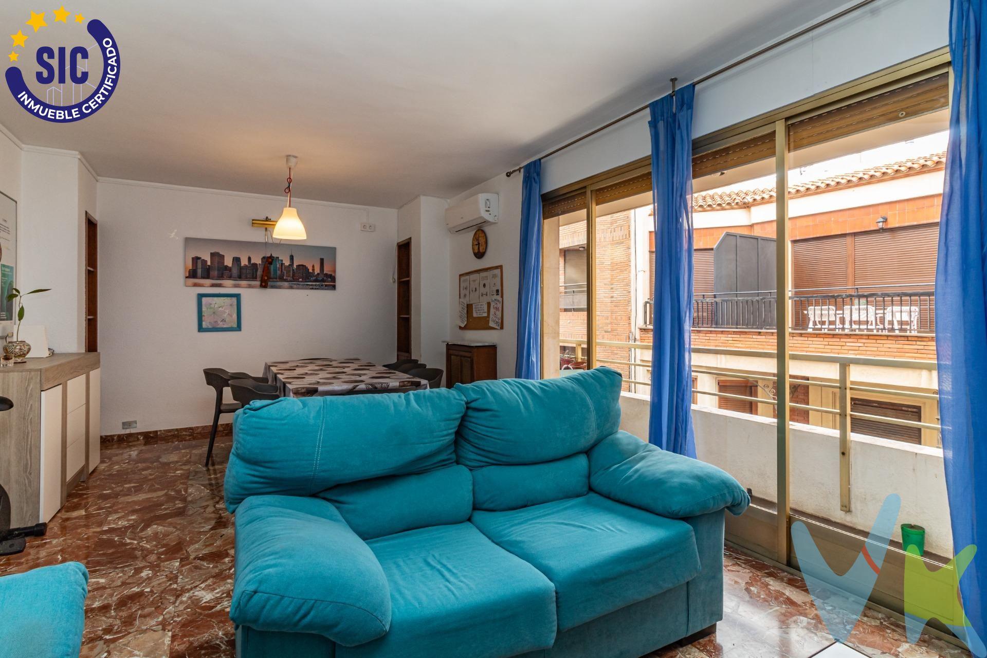 Impresionante piso en el centro de Castellón – ¡Ideal para familias o inversión!. Actualmente hay inquilinos, lo que puede ser una opción ideal para quienes busquen una inversión con rentabilidad inmediata. Espacioso y luminoso piso de 165 m² en pleno centro de Castellón, una propiedad que destaca por su amplitud y comodidad. Con cinco amplias habitaciones dobles, es perfecto tanto para familias que buscan espacio como para quienes desean una excelente oportunidad de inversión. La cocina está completamente equipada y  con despensa se conecta de manera fluida con un amplio salón de 19 m², ideal para disfrutar de momentos de calidad. La vivienda cuenta con dos baños completos y un aseo, ofreciendo la comodidad que necesitas en tu día a día. Su orientación norte-sur garantiza abundante luz natural durante gran parte del día, creando un ambiente cálido y acogedor. Además, podrás disfrutar de aire acondicionado mediante un split en el salón, perfecto para los días de calor, así como de radiadores calefactores  de gas natural para los momentos más fríos. La propiedad incluye detalles que marcan la diferencia: armarios empotrados para optimizar el espacio, un balcón perfecto para relajarte al final del día, y una galería adicional de 3,50 m² que puedes destinar a lavandería o zona extra de almacenamiento. Además, incluye plaza de parking, lo que te permitirá mayor comodidad en tu día a día. Su ubicación es inmejorable, rodeada de todos los servicios necesarios: centros médicos, colegios, supermercados etc.. No dudes en contactarnos para más información o para agendar tu visita. (*) Cláusula de Transparencia y Desglose de Gastos. En cumplimiento de las obligaciones de información previstas en la Ley 10/2025, de 28 de diciembre, de servicios de atención a la clientela y transparencia, así como en la normativa sectorial vigente, se hace constar que el precio indicado no incluye los gastos e impuestos inherentes a la adquisición, los cuales se desglosan a continuación:. - Impuesto sobre Transmisiones Patrimoniales (ITP): Se aplicará el tipo impositivo vigente en la Comunidad Valenciana, generalmente el 10%, sin perjuicio de tipos reducidos aplicables según las circunstancias personales del comprador o las características del inmueble. El impuesto se devenga sobre el Valor de Referencia Catastral o el precio de venta, aquel que resulte superior. Para una información exhaustiva sobre el funcionamiento, tipos impositivos y bonificaciones del ITP, puede consultar el portal oficial de la Agencia Tributaria autonómica en el siguiente enlace: www.atv.gva.es/es/itpajd. - Gastos de Notaría: Los honorarios notariales se calcularán conforme al arancel oficial regulado en el Anexo I, del Real Decreto 1426/1989, de 17 de noviembre, por el que se aprueba el arancel Notarial. - Gastos de Registro: La inscripción en el Registro de la Propiedad se facturará según el arancel oficial establecido en el Anexo I, del Real Decreto 1427/1989, de 17 de noviembre, por el que se aprueba el arancel de los Registradores de la Propiedad. - Gastos de Gestión: Los honorarios por la tramitación administrativa, liquidación de impuestos e inscripción registral, en el supuesto de ser a cargo de la agencia inmobiliaria, ascienden a 302,50 € (IVA incluido). - Honorarios Agencia del Vendedor: incluidos en el precio publicado. - Honorarios Agencia del Comprador: Se informa que eventualmente podrían existir honorarios profesionales a cargo del adquirente, en aquellos casos en que se hubieran contratado previamente los servicios específicos del encargo de compra y en ningún caso estarán vinculados al precio.