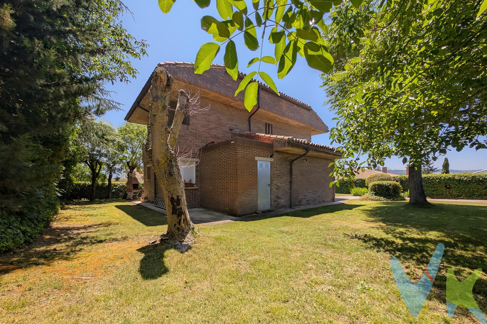 Se vende fantástico chalet independiente en Zizur Mayor, ubicado en una tranquila zona residencial con amplias zonas verdes y completas instalaciones comunitarias: piscina, pistas de tenis y jardines. A un paso de todos los servicios (supermercados, polideportivo, colegios, institutos, farmacias, academias..). La vivienda, de 192 m² construidos (150 m² útiles), se distribuye en dos cómodas alturas y cuenta con un jardín privado que rodea toda la casa, ideal para disfrutar al aire libre en familia o con amigos. Además, dispone de un porche acondicionado totalmente de 22 m², perfecta como zona de estar o comedor adicional durante todo el año. Distribución:. - Planta baja: Hall de entrada, cocina independiente de 14 m², amplio salón-comedor de 26 m² con chimenea, estudio de 9 m², Dormitorio principal de 13,24 m² con armario empotrado y baño en suite completamente reformado con plato de ducha. - Primera planta: 4 dormitorios entre 13 y 14 m², todos con armarios empotrados y baño común reformado con plato de ducha. La vivienda cuenta con calefacción y agua caliente mediante caldera individual, ubicada en una zona independiente de calderas, y barbacoa privada en el jardín. Gastos de comunidad: 150 €/mes, que incluyen el mantenimiento de las zonas comunes y el acceso a las piscinas y pistas de tenis. Una excelente oportunidad para vivir en un entorno tranquilo, rodeado de naturaleza y con todos los servicios de Zizur Mayor a un paso. ¿Te interesa? Llámanos sin compromiso y agenda tu visita. Los datos y superficies indicados en este anuncio son aproximados y tienen un carácter meramente informativo, sin valor contractual. El precio de venta no incluye impuestos ni gastos derivados de la transmisión.