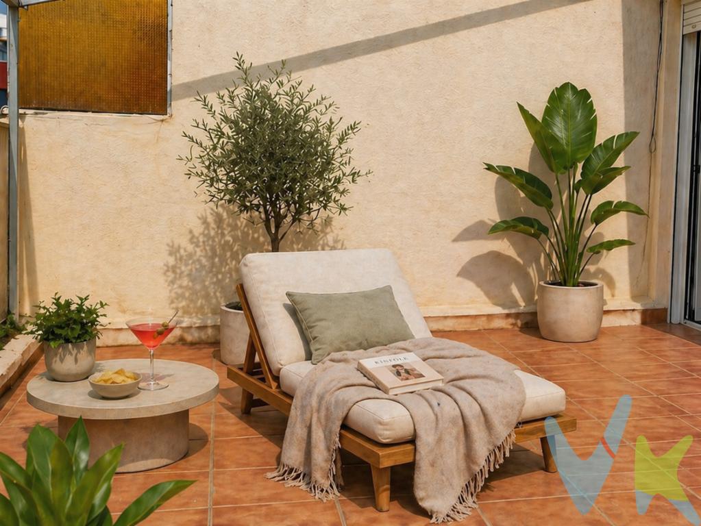 CALIDAD DE VIDA AL LADO DEL MARSi buscas una propiedad especial junto al mar, esta es una oportunidad que va más allá de los metros.Ubicado en el exclusivo Residencial Caleta, una calle privada con acceso inmediato al paseo marítimo, este ático te permite estar en la playa en cuestión de segundos: cruzas la calle y ya estás disfrutando del mar.La vivienda, de 36 m² según Catastro, está perfectamente aprovechada y se distribuye en:1 dormitorioBaño completo con duchaCocina funcionalSalón con acceso directo a la terrazaPero el verdadero valor diferencial está en su espectacular terraza de aproximadamente 25 m², un espacio que multiplica el uso de la vivienda: ideal para desayunos al sol, cenas al aire libre o simplemente disfrutar de la brisa marina con total privacidad.Características clave:Vivienda reformada, lista para entrarAire acondicionadoMuy luminosaVistas laterales al marEntorno tranquilo y exclusivoLo que realmente estás comprando:Una terraza amplia en la playa (difícil de encontrar en esta zona)Una ubicación privilegiada, a un paso real del marUn inmueble perfecto como segunda residencia, inversión o escapada junto al MediterráneoIdeal para quien entiende que en la playa, los metros interiores pasan a un segundo plano y lo importante es vivir hacia fuera. * En INMOBILIARIA GRUPO YP estamos registrados como Agentes de Intermediación Inmobiliaria de la Comunitat Valenciana con Número de registro RAICV 3463, y cumplimos con todos los requisitos que debe tener un profesional del sector inmobiliario.*Por mandato expreso del propietario, comercializamos este inmueble en exclusiva, lo que le garantiza el acceso a toda la información, a un servicio de calidad, un trato fácil, sencillo y sin interferencias de terceros. Si usted es agente inmobiliario y tiene un cliente para este inmueble, llámenos estaremos encantados de colaborar.*El precio indicado no incluye gastos ni otros conceptos. A tal efecto, se informa que al referido precio habrá que añadirle los gastos propios de la transmisión inmobiliaria, entre los que cabe enumerar los siguientes: honorarios notariales, impuesto al que se encuentre sujeta la transmisión (Impuesto sobre el Valor Añadido o Impuesto sobre Transmisiones Patrimoniales y Actos Jurídicos Documentados, según el caso), gastos de inscripción en el Registro de la Propiedad y honorarios de intermediación de la agencia inmobiliaria (3%+iva).Este anuncio es meramente informativo, en ningún caso los textos, fotos, imágenes o cualquier otro contenido del presente anuncio tienen carácter contractual. 