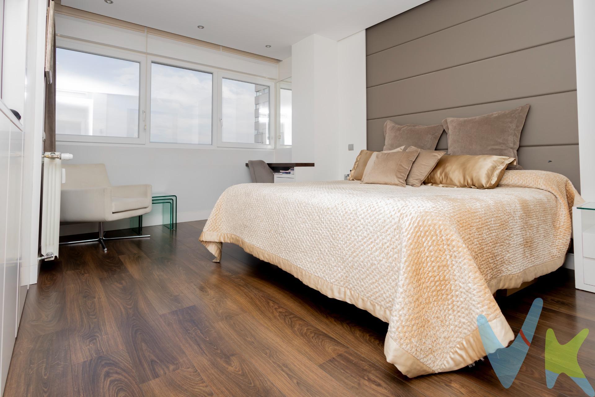 Vivir en una décima planta con vistas a todo Madrid es un privilegio al alcance de muy pocas viviendas, y esta es una de ellas. Desde el primer instante, nos encontramos con una vivienda completamente reformada y exterior con espacios amplios, vistas despejadas de la ciudad que convierte el hogar en un auténtico mirador y muchísima luz. El amplio hall de entrada nos da paso al salón independiente con terraza y comedor con enorme ventanal, se trata de una estancia generosa y elegante, perfecta para diferenciar con claridad la zona de estar y el comedor. La luminosidad, junto con el suelo de tarima, aporta una agradable calidez y continuidad visual. El comedor, separado del salón, invita a reuniones familiares y cenas tranquilas, manteniendo la independencia y el confort de cada ambiente. La cocina, amplia y funcional, se presenta amueblada y cuenta con un valor añadido cada vez más difícil de encontrar: despensa y zona de lavado independiente, ideal para quienes valoran el orden, la capacidad de almacenaje y la practicidad en el día a día. La zona de descanso está compuesta por cinco dormitorios de excelente tamaño, versátiles y adaptables a cualquier necesidad. La vivienda se completa con tres baños completos y un aseo, bien distribuidos para dar servicio con comodidad a toda la casa. El precio incluye plaza de garaje y trastero en la misma finca. Cabe destacar, además, que el edificio dispone de acceso PMR, convirtiendo esta vivienda en una opción inclusiva, cómoda y preparada para todas las etapas de la vida. Dispone de conserje, montacargas y cuarto de basuras. Ubicada en la calle Santiago Rusiñol, una vía tranquila y residencial, rodeada de edificios consolidados y zonas verdes, ofrece un entorno silencioso sin renunciar a la cercanía de servicios y excelentes comunicaciones. Ciudad Universitaria es una de las zonas más valoradas de Madrid por su equilibrio entre naturaleza, servicios y conexión, con universidades, hospitales, comercios de proximidad, metro, autobuses y rápidos accesos al centro de la ciudad. Por metros, distribución, accesibilidad y ubicación, este piso representa una oportunidad excepcional para quienes buscan una vivienda amplia, exterior y totalmente reformada. Información adicional:. •	Metros construidos según registro: 192,71 m². •	Metros catastrales: 251M2 (vivienda 180 m², parking 12 m², trastero 5 m², más elementos comunes). •	Metros útiles aproximados: 170 m². Este anuncio no es vinculante y puede contener errores. Se muestra a título informativo y no contractual. El precio publicado no incluye el mobiliario ni la decoración, ni los impuestos, ni los honorarios derivados del servicio de compra. El comprador asumirá, además del precio de compraventa, un coste adicional del 3 % del precio del inmueble en concepto de servicio de gestión, asesoramiento y acompañamiento en todo el proceso de compra; un 6 % correspondiente al Impuesto de Transmisiones Patrimoniales (ITP); los gastos de notaría, que supondrán aproximadamente entre un 0,2 % y un 0,5 % del valor de la vivienda; y los gastos de inscripción en el Registro de la Propiedad, estimados entre un 0,1 % y un 0,25 % del precio de compraventa. 📞 Contacta para más información o para concertar una visita. 