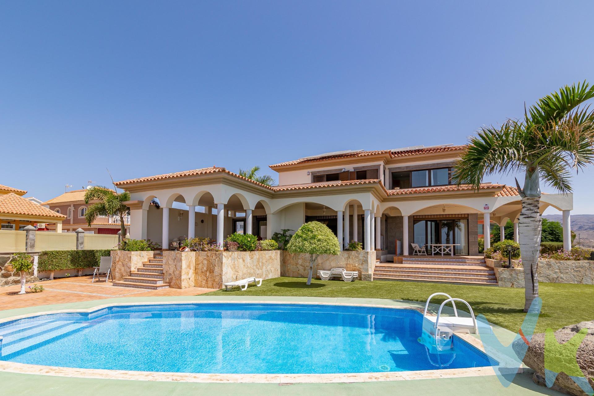 Villa en Sonnenland en venta en primera línea con vistas impresionantes:. Majestuosa villa en venta ubicada en una zona residencial selecta de Sonnenland, en un lugar encantador con vistas impresionantes que te dejan sin aliento. La propiedad se encuentra en una de las mejores ubicaciones y parcelas más solicitadas. . Esta casa de ensueño se encuentra en primera línea, ofreciendo vistas panorámicas espectaculares al mar, a las resplandecientes Dunas de Playa del Inglés y al exuberante palmeral de Maspalomas. No podrá resistirse a esta propiedad excepcional ... La villa se alza en un terreno de 1080 m2, rodeada de un jardín exquisitamente cuidado y amplias terrazas que invitan a disfrutar del sol y las vistas privilegiadas. Sin lugar a dudas, el porche de inspiración oriental, con sus arcos, es el lugar perfecto para deleitarse con la belleza del entorno y disfrutar de la vida al aire libre. Y para aquellos que buscaban un remanso de paz y una piscina privada … te esperan refrescantes momentos de relajación bajo el cálido sol. Esta elegante villa destaca por su arquitectura original, el amplio salón-comedor, con sus dos ambientes, el lugar ideal para recibir a familiares y amigos y disfrutar de reuniones inolvidables. Los grandes ventanales inundan las estancias de luz natural, y cada rincón de la casa regala vistas panorámicas que cautivan los corazones de quienes la visitan. La cocina independiente es un sueño hecho realidad para los amantes de la gastronomía, y una sala de estar acogedora que brinda momentos de relax y confort. Pero eso no es todo, ya que la villa ofrece la asombrosa cifra de 6 amplios dormitorios, cada uno de ellos con su propio encanto y estilo, más una oficina en planta baja. El dormitorio principal, con más de 50 m2, impresiona con su espacioso vestidor y un baño en suite. Cuenta demás con 6 cuartos de baño. Los materiales utilizados son la madera Vitacola y mármol, que confieren un toque de distinción y elegancia. Una verdadera joya oculta de esta villa es su enorme sótano, un espacio versátil que ofrece infinitas posibilidades. Una sala de ocio y recreo que promete muchas risas y diversión, un gimnasio para mantenerse en forma sin salir de casa, e incluso un dormitorio con baño para alojar al personal interno. 2 habitaciones tipo trastero y un pasillo cuarto brindan aún más espacio para almacenamiento, mientras que una sala de máquinas y un garaje para 2-3 coches aseguran que todas las necesidades estén cubiertas con comodidad. Se puede acceder al sótano por 3 entradas diferentes, lo que añade aún más comodidad y funcionalidad a esta propiedad excepcional. Tanto desde el garaje, como por la escalera interior y/o la escalera exterior. Además, la amplia zona exterior es impresionante. La piscina y las terrazas estan rodeas de jardín, bordes de flores, tipicas suculentas, palmeras, arbustos y bonitas rocallas - un verdadero oasis, que promete momentos inolvidables en familia, con amigos e invitados, disfrutando de vistas increíbles. En resumen, esta villa en Sonnenland es una joya en todos los sentidos. Su ubicación privilegiada, las vistas panorámicas que regala desde casi todas las estancias, la luminosidad que inundaba cada rincón, y los espacios amplios y versátiles, la convierten en una oportunidad única para aquellos que buscan vivir en un paraíso. . Sin duda, esta propiedad es mucho más que una casa, es un hogar donde los sueños se hacen realidad y donde cada día hay un nuevo capítulo de una historia maravillosa. Los muebles y electrodomésticos que aparecen en las imágenes están incluidos. El precio no incluye impuestos y gastos de la compraventa: Impuesto de Transmisiones Patrimoniales (6,5%), honorarios de Notario, Registro de la Propiedad y gestoría. El anuncio puede estar sujeto a errores, cambios de precio, omisión y/o retirada del mercado sin previo aviso.