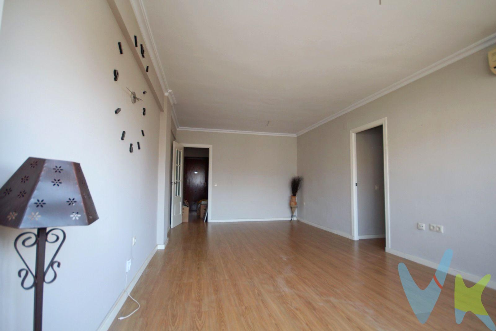Descubre este magnífico piso reformado ubicado en la zona de Amate, Sevilla. Con una superficie construida de 87 m2, esta propiedad se caracteriza por su luminosidad al ser completamente exterior y orientarse hacia el sureste. El inmueble cuenta con tres habitaciones; dos son dormitorios amplios y uno ha sido transformado elegantemente en un vestidor que se queda completamente  amueblado . La cocina está equipada con  electrodomésticos y fue renovada íntegramente en 2010, ofreciendo así un ambiente funcional para tus actividades diarias. Además del atractivo interior, la ubicación es ideal gracias a su proximidad a diversas opciones de transporte público como autobuses cercanos y metro. En los alrededores también encontrarás colegios y zona infantiles. No pierdas la oportunidad de visitar este excepcional piso reformado que combina confort moderno con practicidad urbana. Informamos a nuestro clientes que el precio de venta no incluye lo siguiente: Honorarios de la agencia inmobiliaria, impuestos (el Impuesto de Transmisiones Patrimoniales, I. V. A. , o A. J. D. , en su caso), otros gastos de la compraventa (gastos de registro de la Propiedad, Notaría, gestoría ni de posible financiación). Documento D. I. A. a disposición del consumidor según Decreto 218/2005 Junta de Andalucía.