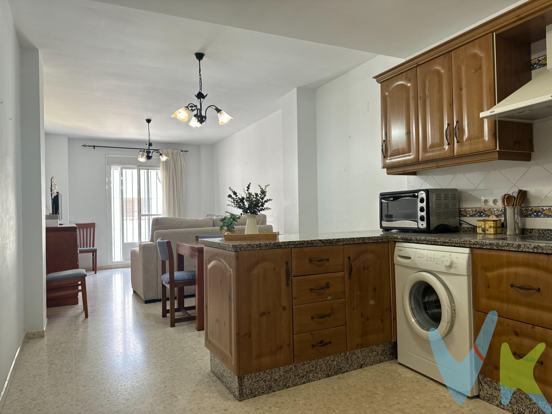¡EXCLUSIVA! Encanto y luz en pleno Barrio Alto de Sanlúcar de Barrameda. Descubre esta acogedora vivienda situada en el corazón del casco histórico de Sanlúcar de Barrameda, en la codiciada zona del Barrio Alto. Un entresuelo lleno de luz, en un edificio tranquilo con tan solo unos pocos vecinos y un precioso patio comunitario adornado con flores y macetas que conecta directamente con la vivienda. Se distribuye en un práctico recibidor, un salón con cocina de concepto abierto y ventana exterior, dos amplios dormitorios (uno con armario empotrado) y un baño completo recientemente reformado con plato de ducha. La vivienda es completamente exterior, luminosa y se encuentra en excelente estado, lista para entrar a vivir. Aunque no dispone de plaza de garaje, su precio es realmente asequible, lo que la convierte en una oportunidad única para vivir o invertir en una de las zonas con más historia y sabor andaluz de la ciudad. *Le informamos que los gastos de notaría, impuestos y honorarios de la agencia no están incluidos en el precio.
