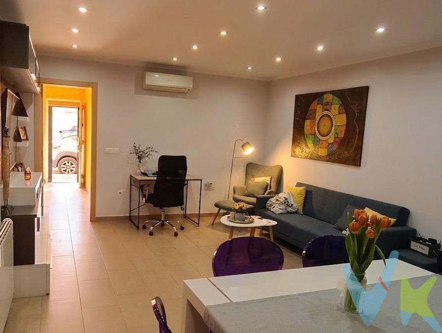 Oportunidad única en excelente zona de Alzira. Una vivienda unifamiliar completamente REFORMADA, donde la comodidad y el disfrute exterior se fusionan. Distribución de Impacto: Planta Baja (Día): Garaje privado incorporado con suelo de gres, salón moderno, cocina de diseño con acceso a patio privado (lavadero cubierto y zona de almacenaje) y un aseo de cortesía. Primera Planta (Descanso/Trabajo): 3 estancias (1 Dormitorio Doble, 1 Dormitorio Simple y 1 Estudio/Oficina) más 1 Baño Completo. Última Planta (Ocio Total): Espectacular Terraza casi totalmente cubierta, equipada para barbacoas y diseñada para disfrutarla prácticamente todo el año gracia a su extraordinaria orientación. Ubicación inmejorable en zona de paso consolidada. Perfecta para quienes buscan calidad, privacidad y espacios exteriores sin salir de casa. Lista para entrar a vivir. Visítala y enamórate de tu futura terraza. Contacta para visita. VENTA:. PVP 199.999€. Gastos e impuestos no incluidos en el precio. La compra conlleva impuestos y gastos de formalización para el comprador. A título orientativo se informa que en segundas transmisiones el ITP con carácter general en Valencia es del 10%, pudiendo existir otros tipos impositivos atendiendo a las circunstancias personales del comprador u otras circunstancias previstas legalmente. Base imponible del impuesto el mayor valor entre el precio de compraventa, la tasación o el valor de referencia catastral. En cuanto a los gastos de notaría y registro, en su caso, suelen oscilar aprox. entre 1,5% y 2,5% (aranceles variables según precio, n.º de copias y complejidad). El comprador elige notario. Si el comprador precisase de hipoteca: tasación, condiciones y costes bancarios serán según entidad elegida por el comprador, así como los gastos de gestoría, y cualesquiera otros gastos inherentes a la formalización de la compraventa que legalmente correspondan a la parte compradora, salvo pacto expreso en contrario con el vendedor. El consumidor tiene, conforme a la normativa vigente, a su disposición información y documentación adicional relativa al inmueble y condiciones de la compraventa, que podrá ser consultada en C/Joaquín Costa 4, bajo 46005 Valencia o urbe2@remax.es. Honorarios de mediación inmobiliaria a cargo del COMPRADOR: (3% del precio final de venta más IVA (21%), salvo otro pacto.); y de VENDEDOR (según acuerdo con el mismo). Se informa al consumidor que la agencia actúa como intermediaria inmobiliaria en la operación, estando cualquier eventual compraventa y sus condiciones sujeta a la aceptación expresa del propietario-vendedor y a la posterior formalización del correspondiente contrato.