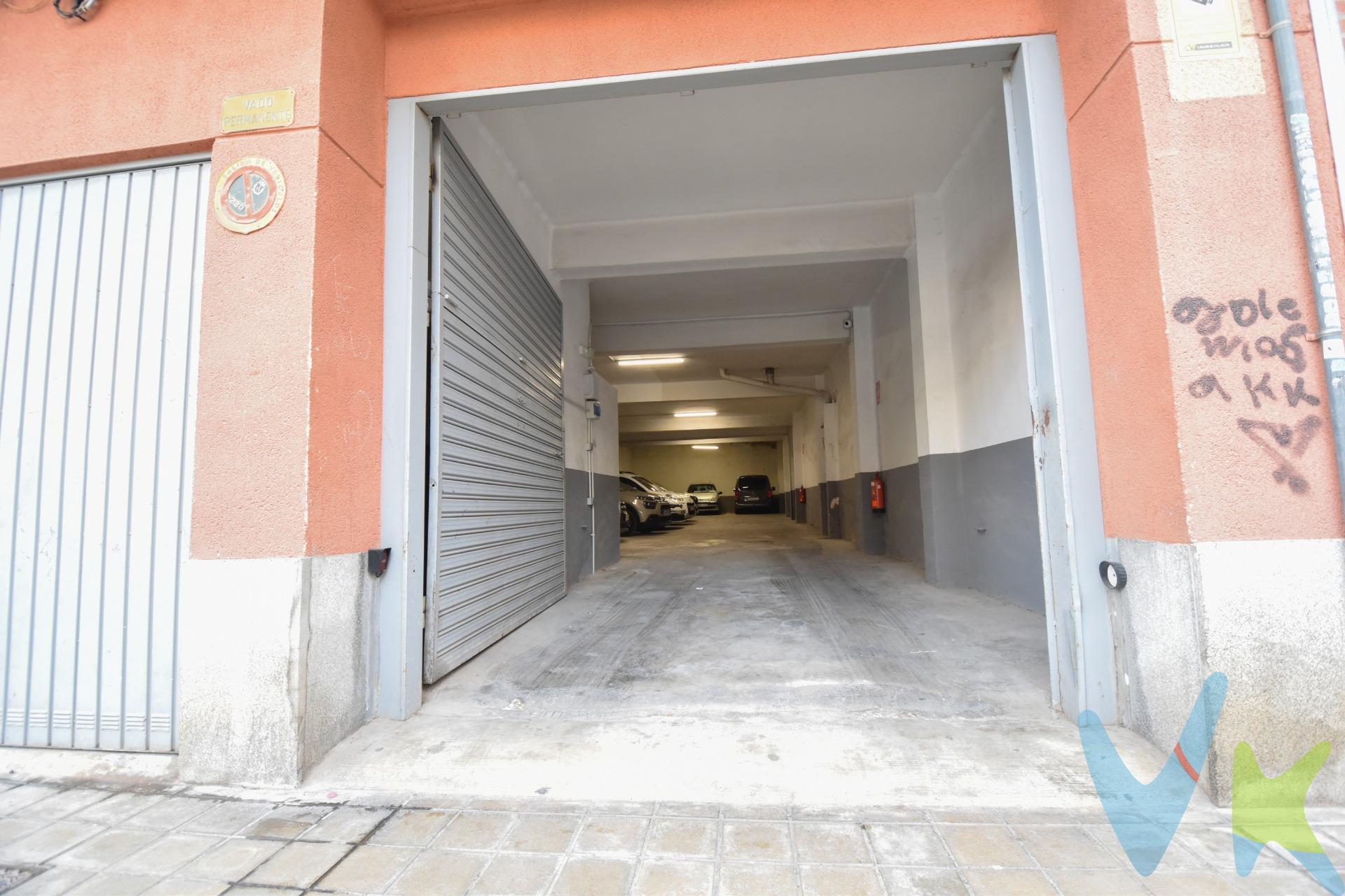 Se ofrece a la venta un local comercial con un marcado perfil inversor, situado a escasos metros de la Avenida principal, en una zona consolidada donde el aparcamiento es muy limitado y la demanda de este tipo de espacios es constante. El inmueble se encuentra dividido en dos zonas totalmente independientes, cada una con su propio acceso directo desde la calle, lo que permite una explotación clara, sencilla y muy eficiente desde el punto de vista económico. Una de las zonas está destinada a aparcamiento privado y cuenta con nueve plazas de garaje. En la actualidad, ocho de estas plazas se encuentran alquiladas por un importe de 75 euros mensuales cada una, IVA incluido, mientras que la novena plaza está ocupada por una motocicleta. En este espacio existía anteriormente un aseo que fue retirado por ser muy antiguo, manteniéndose el desagüe y las instalaciones necesarias, por lo que, al disponer el local de suministro de agua, existe la posibilidad de volver a habilitar un lavabo y un WC si se desea. Esta zona está equipada además con puerta automática, sistema de cámaras de seguridad con grabador, así como suministros de agua y luz, aportando comodidad, seguridad y valor añadido al conjunto. La segunda zona, con entrada independiente desde la calle, está habilitada como trastero y se encuentra arrendada por un importe de 130 euros mensuales, IVA incluido, aportando un ingreso adicional estable y reforzando la solidez de la inversión. Desde el punto de vista de gastos, el local no tiene cuota de comunidad ni mensual ni trimestral, participando únicamente en los gastos extraordinarios del edificio cuando se producen, asumiendo un 20 % de la factura correspondiente. A estos gastos habría que sumar el IBI y el vado permanente, manteniéndose aun así una rentabilidad atractiva y sostenida en el tiempo. Actualmente, el inmueble genera unos ingresos mensuales aproximados de 730 euros, IVA incluido, lo que supone unos ingresos anuales cercanos a los 8.760 euros, con margen de optimización futura. Se trata de una inversión pensada para quienes buscan ingresos desde el primer día, una gestión sencilla y un activo difícil de encontrar en una ubicación donde la demanda está garantizada. Una inversión sólida y sin gastos de comunidad periódicos, con ingresos desde el primer día, en una ubicación donde la alta demanda garantiza estabilidad y continuidad. Ven a verla y comprueba por ti mismo el potencial de esta inversión.