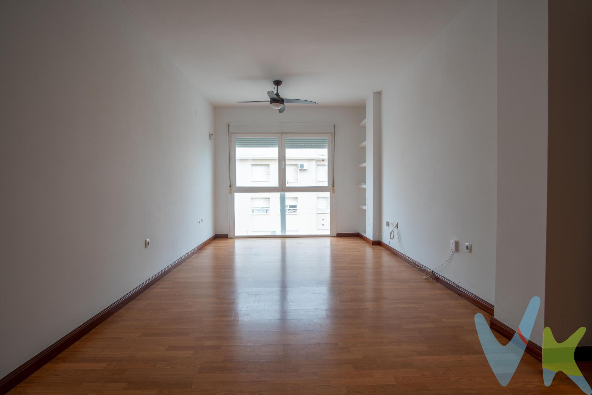 Imagina despertar cada mañana con el sol iluminando tu hogar y asomarte a la ventana para contemplar el mar en el horizonte. 🌞🌊 Este piso en quinta planta con ascensor, situado en la zona de Cobreros Viejo, te ofrece esa experiencia y mucho más. 🔹 Características principales:. ✅ 118 m² construidos que garantizan amplitud en cada estancia. 🏠. ✅ 4 dormitorios, 3 de ellos con armarios empotrados para mayor organización. 🛏️🚪. ✅ Dormitorio principal tipo suite, un refugio privado con baño integrado y vistas impresionantes. 🌅✨. ✅ 2 baños completos, diseñados para ofrecer comodidad. 🚿🚽. ✅ Cocina sin amueblar ni equipar, para que la diseñes a tu medida. 🍽️🎨. ✅ Salón espacioso y muy luminoso, perfecto para relajarte. 🛋️☀️. ✅ Orientación envidiable, luz natural todo el día. 🌞🏡. ✅ Plaza de garaje, para tu comodidad y seguridad. 🚗🔒. 📍 Ubicación inmejorable:. 🏡 Zona Cobreros Viejo, tranquila y bien comunicada. 🛍️ Cerca de supermercados, colegios y transporte público. 🚉 Excelente conexión con Cádiz y Chiclana. 💡 Una oportunidad única para personalizar tu hogar. Este piso no solo destaca por su amplitud y luminosidad, sino también por el potencial que ofrece al permitirte diseñar la cocina a tu gusto. Además, sus vistas desde el dormitorio principal hacen que cada día sea especial. 📞 ¡No dejes pasar esta oportunidad! Contáctanos para más información y agenda tu visita hoy mismo. Tu nuevo hogar en Cobreros Viejo te está esperando. 🏡✨. *​Informamos a nuestros clientes de que los gastos de notaría, registro, gestoría, impuestos y los honorarios de la agencia no están incluidos en el precio. Disponemos del documento informativo abreviado de la propiedad (según decreto 218/2005, del 11 de octubre) y de seguro de caución para la protección del dinero entregado como señal para la reserva de una vivienda. Por mandato expreso del propietario, comercializamos este inmueble en exclusiva, lo que le garantiza el acceso a toda la información, un servicio de calidad y un trato sin interferencias de terceros. Por este motivo, se ruega no molestar al propietario, a los ocupantes de la propiedad o a los vecinos. Muchas gracias por su comprensión.*