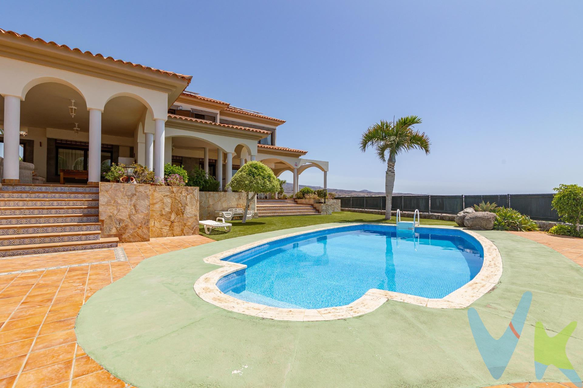 Villa en Sonnenland en venta en primera línea con vistas impresionantes:. Majestuosa villa en venta ubicada en una zona residencial selecta de Sonnenland, en un lugar encantador con vistas impresionantes que te dejan sin aliento. La propiedad se encuentra en una de las mejores ubicaciones y parcelas más solicitadas. . Esta casa de ensueño se encuentra en primera línea, ofreciendo vistas panorámicas espectaculares al mar, a las resplandecientes Dunas de Playa del Inglés y al exuberante palmeral de Maspalomas. No podrá resistirse a esta propiedad excepcional ... La villa se alza en un terreno de 1080 m2, rodeada de un jardín exquisitamente cuidado y amplias terrazas que invitan a disfrutar del sol y las vistas privilegiadas. Sin lugar a dudas, el porche de inspiración oriental, con sus arcos, es el lugar perfecto para deleitarse con la belleza del entorno y disfrutar de la vida al aire libre. Y para aquellos que buscaban un remanso de paz y una piscina privada … te esperan refrescantes momentos de relajación bajo el cálido sol. Esta elegante villa destaca por su arquitectura original, el amplio salón-comedor, con sus dos ambientes, el lugar ideal para recibir a familiares y amigos y disfrutar de reuniones inolvidables. Los grandes ventanales inundan las estancias de luz natural, y cada rincón de la casa regala vistas panorámicas que cautivan los corazones de quienes la visitan. La cocina independiente es un sueño hecho realidad para los amantes de la gastronomía, y una sala de estar acogedora que brinda momentos de relax y confort. Pero eso no es todo, ya que la villa ofrece la asombrosa cifra de 6 amplios dormitorios, cada uno de ellos con su propio encanto y estilo, más una oficina en planta baja. El dormitorio principal, con más de 50 m2, impresiona con su espacioso vestidor y un baño en suite. Cuenta demás con 6 cuartos de baño. Los materiales utilizados son la madera Vitacola y mármol, que confieren un toque de distinción y elegancia. Una verdadera joya oculta de esta villa es su enorme sótano, un espacio versátil que ofrece infinitas posibilidades. Una sala de ocio y recreo que promete muchas risas y diversión, un gimnasio para mantenerse en forma sin salir de casa, e incluso un dormitorio con baño para alojar al personal interno. 2 habitaciones tipo trastero y un pasillo cuarto brindan aún más espacio para almacenamiento, mientras que una sala de máquinas y un garaje para 2-3 coches aseguran que todas las necesidades estén cubiertas con comodidad. Se puede acceder al sótano por 3 entradas diferentes, lo que añade aún más comodidad y funcionalidad a esta propiedad excepcional. Tanto desde el garaje, como por la escalera interior y/o la escalera exterior. Además, la amplia zona exterior es impresionante. La piscina y las terrazas estan rodeas de jardín, bordes de flores, tipicas suculentas, palmeras, arbustos y bonitas rocallas - un verdadero oasis, que promete momentos inolvidables en familia, con amigos e invitados, disfrutando de vistas increíbles. En resumen, esta villa en Sonnenland es una joya en todos los sentidos. Su ubicación privilegiada, las vistas panorámicas que regala desde casi todas las estancias, la luminosidad que inundaba cada rincón, y los espacios amplios y versátiles, la convierten en una oportunidad única para aquellos que buscan vivir en un paraíso. . Sin duda, esta propiedad es mucho más que una casa, es un hogar donde los sueños se hacen realidad y donde cada día hay un nuevo capítulo de una historia maravillosa. El precio no incluye impuestos y gastos de la compraventa: Impuesto de Transmisiones Patrimoniales (6,5%), honorarios de Notario, Registro de la Propiedad y gestoría. Los muebles y electrodomésticos que aparecen en las imágenes están incluidos. El anuncio puede estar sujeto a errores, cambios de precio, omisión y/o retirada del mercado sin previo aviso.