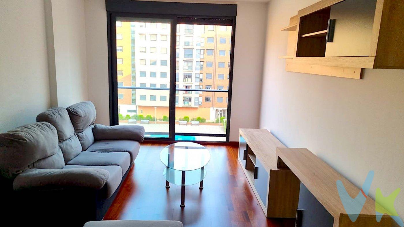 Apartamento ubicado en la zona de La Rosaleda, edificio PIRSA. . El inmueble se distribuye en salón - comedor, cocina independiente equipada con galería, habitación doble con armario empotrado y baño completo, una habitación simple con armario empotrado y baño completo. La calefacción y ACS se producen mediante caldera de gas ciudad individual. Completa la composición un trastero y una plaza de garaje.