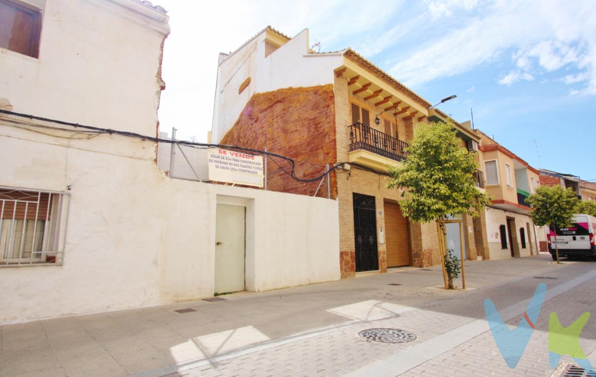 Terreno urbano en el casco histórico de Torrent de 80m²¿Sueñas con diseñar tu propia vivienda en el centro histórico de Torrent? Te presentamos un solar para construir a medida tu casa unifamiliar soñada.Si está buscando la posibilidad de tener una casa de pueblo con diseño contemporáneo en una de las zonas más demandadas de Valencia, este solar urbano en el corazón de Torrent es la respuesta a tus necesidades. No se trata solo de la compra de un terreno, sino de la adquisición de un espacio con identidad propia en una ubicación privilegiada donde el suelo disponible para obra nueva es prácticamente inexistente. Este solar representa una inversión segura y un lienzo en blanco para familias, arquitectos o inversores que valoran la independencia y el carácter de la arquitectura tradicional.Dimensiones y potencial constructivo para un hogar exclusivo.El solar cuenta con unas proporciones excelentes para el desarrollo de una vivienda unifamiliar de dos plantas. Con una fachada de 5 metros lineales y una profundidad de 17,5 metros, la parcela suma un total de 87,5 metros cuadrados que permiten un aprovechamiento óptimo del espacio. Estas medidas son ideales para seguir la tipología de casa de pueblo moderna, donde se puede proyectar una planta baja diáfana que integre salón, comedor y cocina con vistas directas a un patio interior privado.Imagina la posibilidad de incluir un jardín o patio de luces que funcione como pulmón verde de la vivienda, garantizando ventilación cruzada y una entrada masiva de luz natural en todas las estancias. En la planta superior, la superficie permite distribuir cómodamente varios dormitorios, baños completos y una zona de estudio o vestidor. Al ser una construcción independiente desde cero, tienes la libertad de incluir un garaje privado en la propia finca, una característica extremadamente valorada en los centros históricos que aumenta exponencialmente el valor de mercado de la propiedad.Ubicación estratégica y calidad de vida en el casco antiguo.La localización de este solar es uno de sus puntos más fuertes para el posicionamiento y la revalorización. Situado a pocos pasos de la emblemática Torre de Torrent y la Plaza Mayor, el futuro residente disfrutará de un entorno tranquilo y peatonal con el encanto de la historia valenciana. La proximidad al Mercado Municipal permite disfrutar de una vida de barrio auténtica, con acceso inmediato a productos frescos de proximidad y a una variada oferta de comercios locales, farmacias y servicios administrativos.Para quienes valoran la conectividad, este inmueble destaca por su cercanía a la estación de Metro Torrent-Valencia. La comunicación directa con el centro de Valencia y el aeropuerto en menos de veinte minutos convierte a esta ubicación en una alternativa inteligente frente a los altos precios de la capital, ofreciendo una mayor calidad de vida y una superficie habitable superior por una inversión más competitiva.Torrent como destino de inversión y residenciaVivir en Torrent significa apostar por una ciudad con servicios de gran metrópolis pero con la calidez de una comunidad cohesionada. La ciudad dispone de una red educativa de prestigio, centros de salud de referencia y una oferta cultural encabezada por el Auditorio de Torrent. Además, la cercanía al área natural del Vedat proporciona un escape perfecto para actividades al aire libre y deporte en la naturaleza sin salir del término municipal.Este solar es una oportunidad de inversión inmobiliaria excepcional. La escasez de suelo  en el centro urbano asegura que cualquier proyecto de construcción aquí realizado mantendrá una alta demanda en el mercado de compraventa y alquiler. Te invitamos a visitar la parcela para comprobar personalmente el potencial de sus 17,5 metros de fondo y la tranquilidad de su calle. Es el momento de dejar de buscar una casa que se adapte a usted y empezar a construir la vivienda que siempre te has imaginado. Contacta con nosotros para obtener más información técnica sobre la normativa urbanística y las posibilidades de edificación de este solar único en el casco antiguo de Torrent.Si tienes que vender antes tu vivienda, llámanos y te asesoramos cómo hacerlo para además tener los mínimos gastos posibles y todas las garantías.Agencia Registrada con el nº00516 en el Registro Obligatorio de Agentes Inmobiliarios de la Comunidad ValencianaPor mandato expreso del propietario, COMERCIALIZAMOS ESTE INMUEBLE EN EXCLUSIVA, lo que le garantiza el acceso a toda la información, a un servicio de calidad, un trato fácil, sencillo y sin interferencias de terceros. Por este motivo, se ruega NO MOLESTAR AL PROPIETARIO, a los ocupantes de la propiedad o a los vecinos. Muchas gracias por su comprensión.La oferta está sujeta a cambios de precio o retirada del mercado sin previo aviso. Este anuncio en su conjunto, incluyendo textos, fotos, imágenes o cualquier otro contenido de este, no es vinculante dado que la información es ofrecida por terceros y puede contener errores. Se muestra a título informativo y no contractual.El precio del inmueble no incluye los honorarios de la agencia que ascienden a 4000+IVA del precio final del inmueble, ni los gastos de notaría y registro de la propiedad (que están sujetos a aranceles y varían dependiendo del precio de escrituración), ni los impuestos (que en la Comunitat Valenciana varían dependiendo del precio del inmueble y de las características personales del comprador).Esta propiedad se pone a la venta con toda la documentación comprobada y en regla, por lo que ofrecemos GARANTIAS a los compradores.
