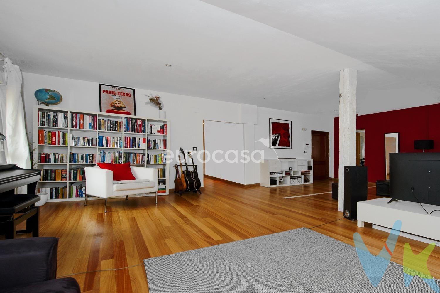 LOFT ÚNICO Y LUMINOSO EN EDIFICIO SEÑORIAL. Hay edificios que destacan por sí solos, que llaman la atención al pasar y transmiten historia, elegancia y presencia. Éste, situado en la calle Lábaro, en pleno corazón de Santander ya anticipa que en su interior puede haber algo especial. Al cruzar la puerta, la vivienda sorprende con un concepto tipo loft, completamente reformado y bañado por luz natural. Un espacio que transmite amplitud, calma y estilo desde el primer momento. El salón, amplio y luminoso, se convierte en el verdadero corazón de la casa: perfecto tanto para desconectar al final del día como para compartir momentos con amigos o familia. La redistribución, eliminando una de las tres habitaciones originales, ha permitido ganar metros y crear una sensación de espacio abierta y muy agradable. Actualmente, la vivienda cuenta con dos dormitorios: el principal, amplio y acogedor, invita al descanso;. y una segunda estancia, versátil, ideal como dormitorio adicional, despacho o incluso zona creativa. Si lo necesitas, puedes retomar fácilmente a su distribución original volviendo a tener 3 habitaciones. La cocina, de estilo actual, está pensada para el día a día, combinando funcionalidad y diseño. Y el baño, moderno y elegante, completa el conjunto con un acabado cuidado y contemporáneo. Ubicada en esta finca con carácter, la vivienda cuenta con ascensor a cota cero, aportando comodidad sin renunciar a la esencia clásica del edificio. Pero si algo marca la diferencia, además de la propia vivienda, es su ubicación, junto a la Plaza Numancia y la conocida calle Burgos. Vivir aquí es tenerlo todo a mano: supermercados, colegios, pequeños comercios, restaurantes con encanto y excelentes conexiones de transporte. Una zona viva, cómoda y perfectamente conectada, donde podrás moverte caminando y disfrutar del auténtico ambiente urbano de Santander. En definitiva, una vivienda especial, diferente, con personalidad propia. Un loft único dentro de un edificio de estilo señorial que no pasa desapercibido, en una de las zonas más prácticas y demandadas de la ciudad. 