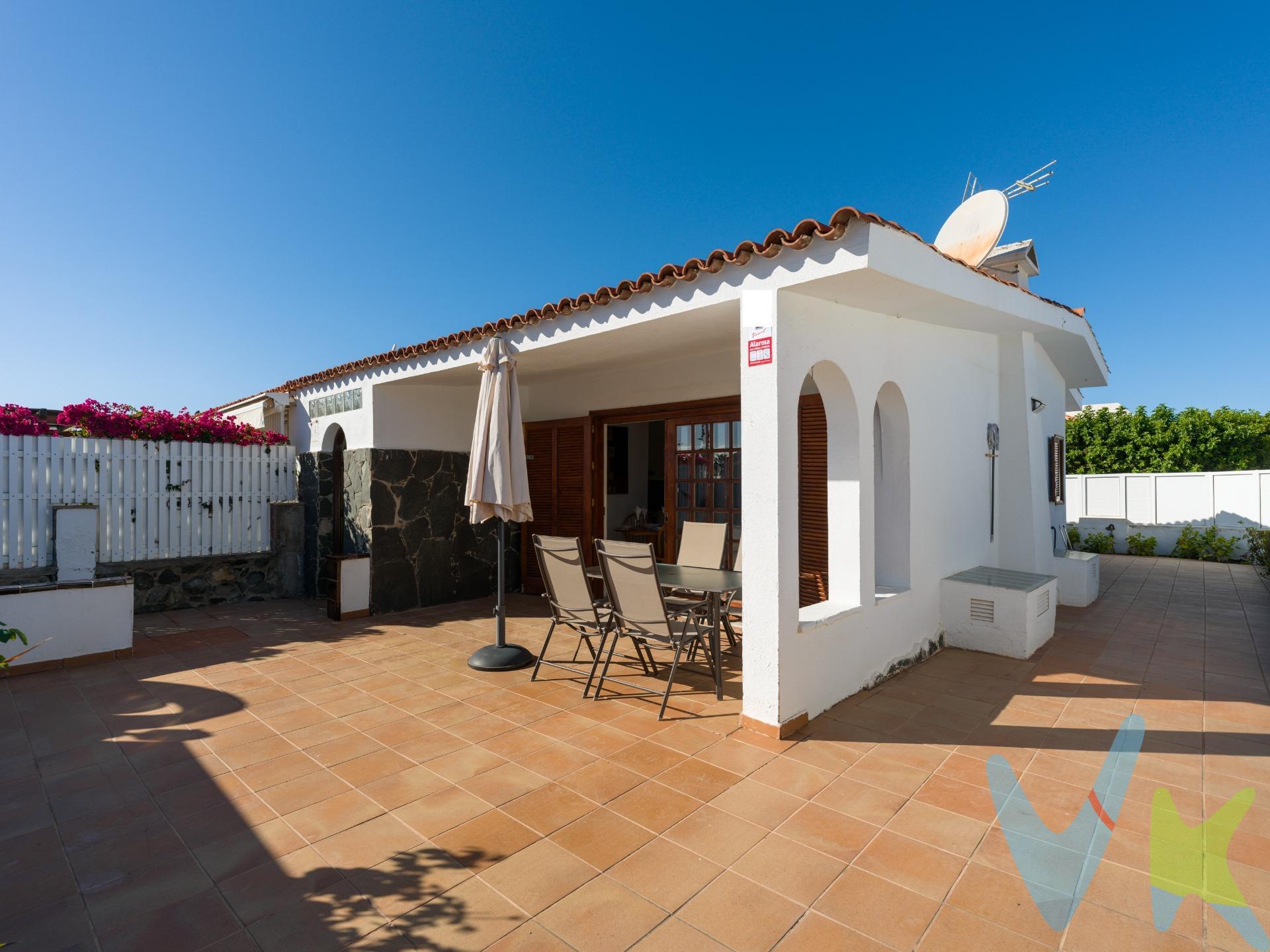 Bungalow con semi-sótano en Campo Internacional de Maspalomas situado en esquina y con una privacidad excepcional. Forma parte de un complejo residencial con piscina comunitaria, aunque cuenta con entrada directa e independiente desde la calle y posibilidad de aparcar cómodamente justo delante del bungalow. La vivienda se distribuye en una planta principal de 60,31 m² compuesta por salón-comedor con cocina, solana, dos dormitorios dobles y un baño con plato de ducha. Además, dispone de un amplio semi-sótano de aproximadamente 90 m² dividido en varias estancias, con conexión de agua y múltiples posibilidades de acondicionamiento, incluyendo la opción de incorporar un segundo baño. La parcela tiene 188 m², de los cuales 127,69 m² corresponden a zona ajardinada, ideal para crear un exterior a medida. . Campo Internacional es una de las zonas más valoradas de Maspalomas por su tranquilidad, su entorno ajardinado y su cercanía a las Dunas, el Faro y el paseo marítimo, con fácil acceso a servicios, restaurantes y zonas de ocio. Una propiedad con gran potencial para actualizar y personalizar en una ubicación privilegiada. Una oportunidad única en el sur de Gran Canaria. Contáctenos para más información o una visita!. Precio de Venta al Público (PVP) – No incluye gastos. Impuestos y demás gastos legalmente correspondan al comprador. Inmueble sujeto a ITP del 6,5% con carácter general; existen excepciones según normativa aplicable. Base imponible el mayor valor entre: 1) precio de venta: 2) tasación; 3) valor referencia catastral. Gastos Notaria y Registro entre 0,3% - 0,8% aprox. según aranceles. Financiación: gastos de hipoteca, tasación y gastos bancarios a cargo del comprador y según su necesidad y elección.  Honorarios inmobiliaria a cargo del vendedor.  Operación y condiciones de compraventa sujeta a aceptación expresa del vendedor. Para acceder a información y documentación legalmente exigible por el consumidor puede contactarnos. Anuncio sujeto a errores, cambios de precio, omisión y/o retirada del mercado sin aviso previo.