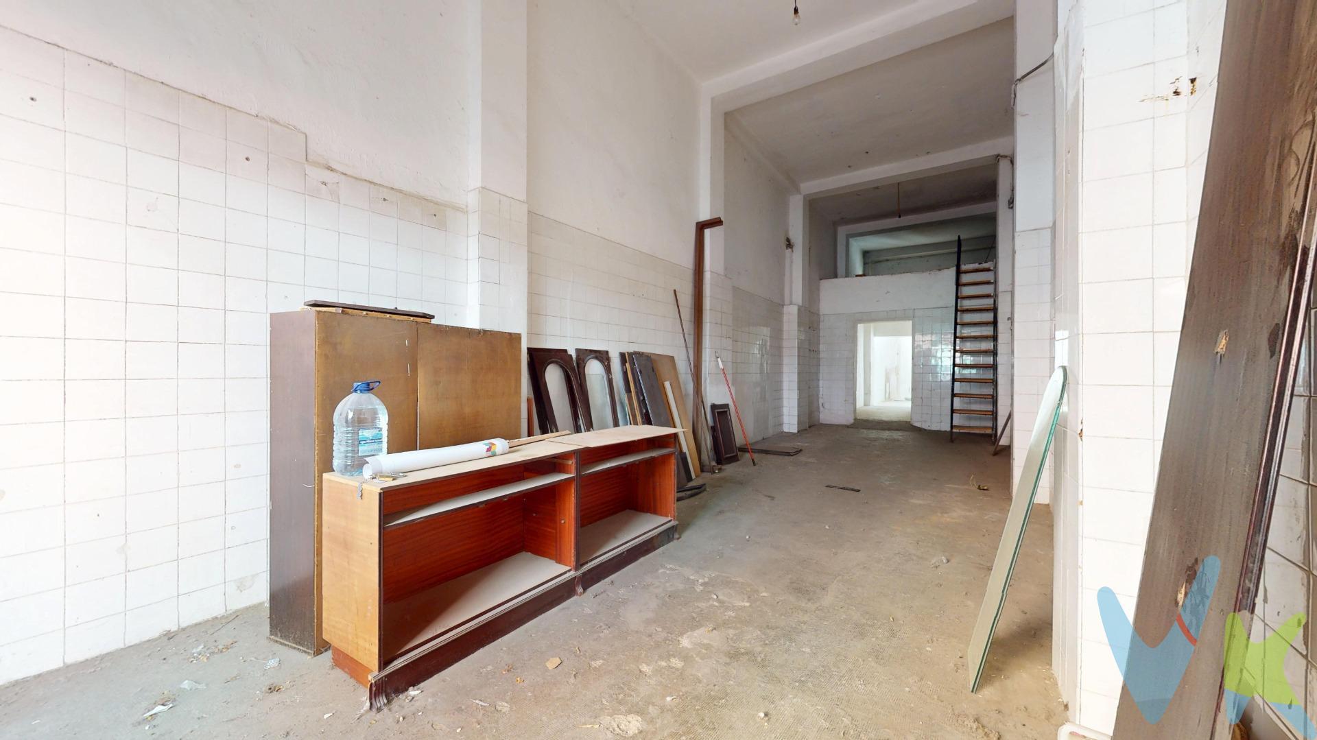 Se vende local de 92 m² en la calle Fraga, situado en el barrio de La Almozara, una zona consolidada y bien comunicada de Zaragoza. Gracias a su distribución y características, ofrece interesantes posibilidades tanto para desarrollar una actividad profesional como para estudiar un futuro cambio de uso a vivienda. El local cuenta con una amplia estancia principal de forma alargada, un espacio muy versátil que permite diferentes opciones. Además, dispone de un baño y un altillo, ideal como zona de almacenamiento o espacio auxiliar. A continuación, un pasillo distribuye el acceso a una habitación independiente que puede destinarse a despacho, almacén, dormitorio o zona de trabajo. Al fondo encontramos una segunda sala con entrada de luz natural, un valor añadido que aporta mayor comodidad y amplía las posibilidades de reforma y redistribución. Su distribución actual permite adaptarlo a distintas necesidades, resultando especialmente atractivo para quienes buscan un proyecto de transformación o inversión. Otro punto a destacar son sus bajos gastos de comunidad, lo que supone una ventaja tanto para uso propio como para inversión. Un espacio con mucho potencial, ideal para quienes buscan crear un proyecto a medida, ya sea como negocio, oficina, estudio o futura vivienda.. **NOTA HISTÓRICA:  es un municipio y ciudad española del sureste de la provincia de Huesca. Ubicada en el último tramo del valle del río Cinca. **El precio no incluye los gastos derivados de la compraventa, ni impuestos ni Registro.Tampoco los honorarios de la agencia por la gestión, asesoramiento..