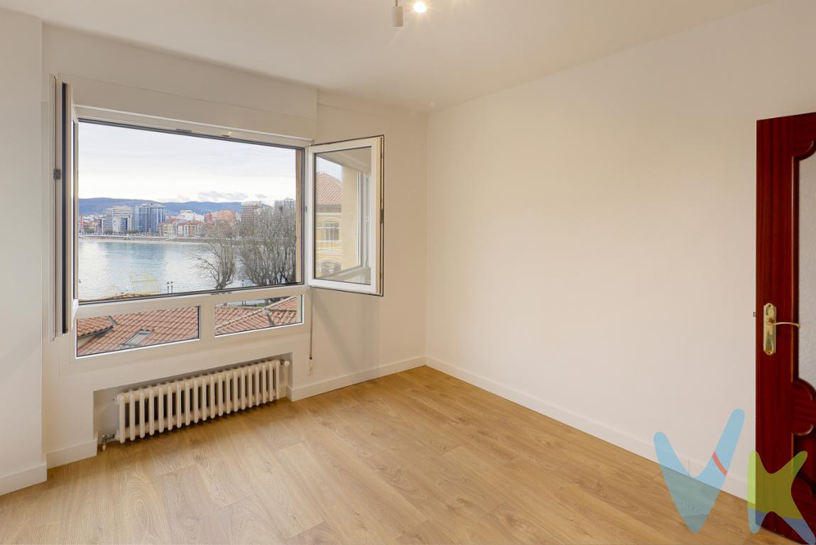  Si quiere vivir frente al mar en un piso amplio, con una de las mejores vistas a la bahía de Gijón, piso muy luminoso  y soleado, piso con muy buena distribución, esta es su vivienda! A diferencia de Rufo Rendueles, este piso tiene sol toda la mañana y medio día,  y por supuesto 5 ventanales con vistas a la Bahía de San Lorenzo. El piso consta de cuatro luminosas habitaciones, tres de ellas y el salón con vistas al mar. Los espacios amplios, bien iluminados y soleados invitan a adaptarlos a su estilo personal. El salón, amplio y con grandes ventanales, es ideal para relajarse después de un largo día, que si quiere puede unirlo con la cocina y hacer un gran salón-cocina y disfrutar de comidas, cenas, etc...El edificio cuenta con ascensor, proporcionando un acceso cómodo y sin complicaciones a este encantador piso. Además, su ubicación estratégica garantiza que el transporte público, como el servicio de autobuses, esté muy cerca, facilitando sus desplazamientos por la ciudad sin esfuerzo. Esta ventaja adicional asegura una conexión rápida y simple con las diferentes zonas de Gijón, haciendo de este inmueble una opción especialmente atractiva.Vivir en este piso en Cimadevilla significa disfrutar de la escénica belleza del entorno, combinada con la vibrante vida urbana de Gijón. El barrio, reconocido por su carácter histórico y su encanto único, ofrece una experiencia de vida rica en actividades culturales y recreativas. Además, la proximidad al mar no solo proporciona un paisaje espectacular, sino que también ofrece la oportunidad de disfrutar de paseos tranquilos o actividades al aire libre cerca de la costa.Esta propiedad es más que un lugar donde vivir; es una inversión que ofrece calidad de vida, comodidad y una ubicación que muchos desearían tener. Un entorno seguro y acogedor, ideal para quienes buscan tranquilidad sin renunciar a las ventajas de vivir en la ciudad. Invitar a amigos y familiares a su nuevo hogar será un verdadero placer, ya que este espacioso piso está preparado para recibir y sorprender. Para mas info o concertar visita, solo por tlf. No deje pasar la oportunidad de visitar este impresionante piso. Descubra por sí mismo las ventajas de residir en una de las zonas más privilegiadas de Gijón, sintiendo la brisa marina desde la comodidad de su hogar. Esperamos su visita para mostrarle cada uno de los detalles que hacen de esta propiedad una opción excepcional.De acuerdo con la ley, no se incluyen en el precio otros gastos o tributos que legalmente correspondan al comprador. El consumidor tiene derecho, conforme a la normativa vigente, a disponer de información y documentación adicional relativa al inmueble y condiciones de la compraventa, accesible en la sede física de la oficina, o a través del correo electrónico: La agencia actúa exclusivamente como intermediaria en la operación. Cualquier compraventa y sus condiciones quedan sujetas en todo caso a la aceptación expresa del vendedor del inmueble y a la posterior formalización del correspondiente contrato. El presente anuncio tiene carácter meramente informativo; la información suministrada se corresponde con la disponible a la fecha de publicación, pudiendo variar en función de las circunstancias o actualizaciones legales, contractuales y fiscales. Honorarios: intermediación a cargo del vendedor; mediación a cargo del comprador del 2% + IVA, mínimo 2.000  + IVA.