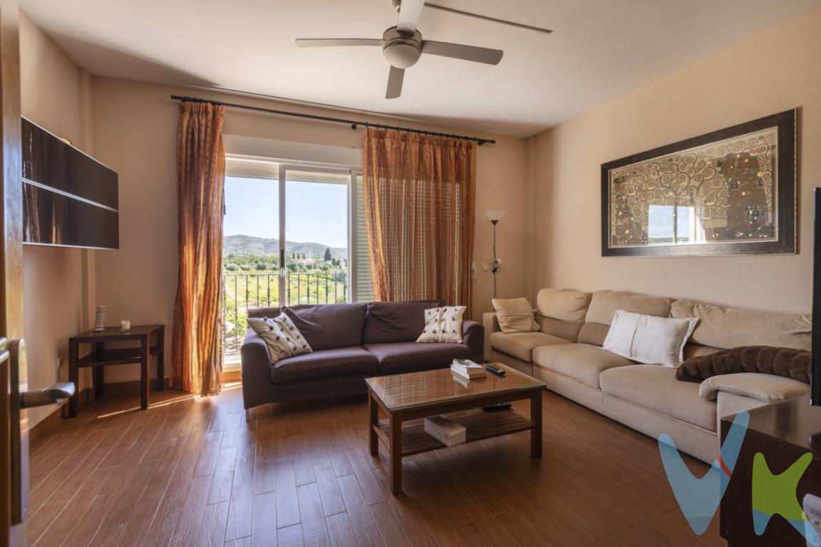 Hay casas que cumplen y otras que te invitan a empezar una nueva etapa mejor que la anterior.Este adosado en Llombai es de los segundos.Una vivienda pensada para disfrutar del espacio, la tranquilidad y la calidad de vida que solo un entorno como este puede ofrecer. Desde el primer momento, transmite esa sensación de hogar acogedor donde cada estancia tiene su función y su personalidad.La zona de día se convierte en el corazón de la casa: un espacio amplio, cómodo y luminoso, perfecto tanto para el día a día como para compartir momentos con familia y amigos. La cocina, funcional y bien resuelta, acompaña ese ritmo de vida práctico sin renunciar al estilo.En la zona de descanso, sus tres dormitorios ofrecen amplitud y calma, pensados para desconectar y recargar energía. Todo ello con una distribución equilibrada que aprovecha cada metro con sentido. Dos cuartos de baño completan la configuración de esta vivienda. El adosado cuenta también con una planta sótano a pie de calle perfectamente acondicionada, para poder usarse como una zona polivalente: ya sea un espacio de reunión, como poder ubicar un dormitorio en planta calle, o almacenamiento extra. Pero si algo marca la diferencia en este tipo de vivienda es su espacio exterior: ese desahogo tan buscado donde disfrutar del buen clima, organizar comidas, relajarte o simplemente respirar.Ubicada en Llombai, en un entorno tranquilo y rodeado de naturaleza a tan solo media hora en coche de la ciudad de Valencia, esta vivienda es perfecta para quienes buscan salir del ritmo de la ciudad sin renunciar a la cercanía con Valencia. Un lugar donde el tiempo va a otro ritmo y se vive mejor.Una casa lista para convertirse en tu hogar.Llámanos y ven a descubrirla en persona. Porque hay viviendas que se entienden mejor cuando se viven.Agencia Registrada con el Nº 89 en el Registro Obligatorio de Agentes Inmobiliarios de la Comunitat Valenciana. Puede consultar en la web de la GVA:https://habitatge.gva.es/es/registres-en-materia-habitatgeLa oferta está sujeta a cambios de precio o retirada del mercado sin previo aviso. Este anuncio en su conjunto, incluyendo textos, fotos, imágenes o cualquier otro contenido de este, no es vinculante dado que la información es ofrecida por terceros y puede contener errores. Se muestra a título informativo y no contractual.Gastos de la compraventa a cargo de la parte compradora no incluidos en el precio del inmueble a tener en cuenta:- ITP con carácter general en Valencia es del 10%, pudiendo corresponderle otro tipo impositivo atendiendo a sus circunstancias personales (por edad, renta o situación familiar primera vivienda habitual, etc ) previstas legalmente.*Base imponible del impuesto el mayor valor entre el precio de compraventa, la tasación o el valor de referencia catastral.- Gastos de notaría y registro, en su caso, suelen oscilar aprox; entre 1,5% y 2,5% (aranceles variables según valor de compraventa, n.º de copias, etc ).- Si tramita la inscripción una gestoría, deberá abonar sus honorarios más IVA ( en este caso suele oscilar entre los 250EUR y los 400EUR + IVA).- Honorarios de mediación inmobiliaria a cargo del comprador del 3% del precio final de venta más IVA (21%), salvo otro pacto.Por mandato expreso del propietario, comercializamos este inmueble en exclusiva, lo que le garantiza el acceso a toda la información, a un servicio de calidad, un trato fácil, sencillo y sin interferencias de terceros. Por este motivo, se ruega no molestar al propietario, a los ocupantes de la propiedad o a los vecinos. Muchas gracias por su comprensión. Si usted es agente inmobiliario y tiene un cliente para este inmueble, llámenos: estaremos encantados de colaborar.Se informa al consumidor que la agencia actúa como intermediaria inmobiliaria en la operación, estando cualquier eventual compraventa y sus condiciones sujeta a la aceptación expresa del propietario-vendedor y a la posterior formalización del correspondiente contrato. 