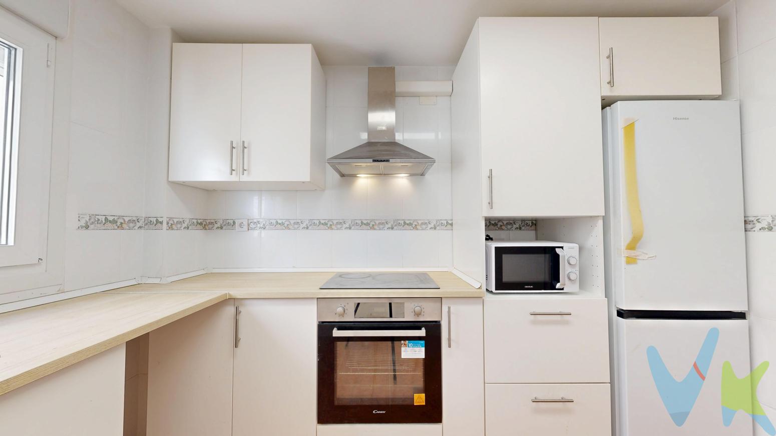 Hay hogares que destacan por sus metros, y otros que enamoran por la sensación que transmiten desde el primer instante. Esta magnífica vivienda, situada en pleno centro de la población, reúne amplitud, luminosidad, confort y unas vistas excepcionales que la convierten en una oportunidad única para quienes buscan calidad de vida en una ubicación inmejorable.Ubicada en la tercera planta de un edificio cuidado y de excelente presencia, la vivienda ha sido reformada para ofrecer espacios modernos, funcionales y acogedores. Su orientación y altura permiten disfrutar de una extraordinaria entrada de luz natural durante todo el día, creando ambientes cálidos y llenos de vida.La distribución ha sido diseñada para aprovechar al máximo cada estancia. Cuenta con un amplio salón-comedor, luminoso y confortable, ideal para compartir momentos en familia o con amigos. La cocina, práctica y bien integrada, ofrece el espacio perfecto para el día a día.La zona de descanso dispone de tres dormitorios, pensados para garantizar comodidad y privacidad, además de dos baños completos que aportan funcionalidad y confort a la vivienda.Uno de los grandes atractivos de esta propiedad es su agradable terraza, un espacio privilegiado donde disfrutar de desayunos al aire libre, relajarse al final del día o contemplar las magníficas vistas despejadas sobre el entorno urbano.Su ubicación, en el corazón de la población, permite acceder cómodamente a todos los servicios, comercios, restauración, centros educativos y zonas de ocio, disfrutando de la comodidad de tener todo al alcance de la mano sin renunciar a la tranquilidad de un hogar lleno de luz.Una vivienda con personalidad, lista para entrar a vivir, perfecta tanto como residencia habitual como inversión de calidad en una de las mejores zonas de la localidad.Luz, amplitud, vistas y ubicación. Una propiedad que merece ser descubierta.