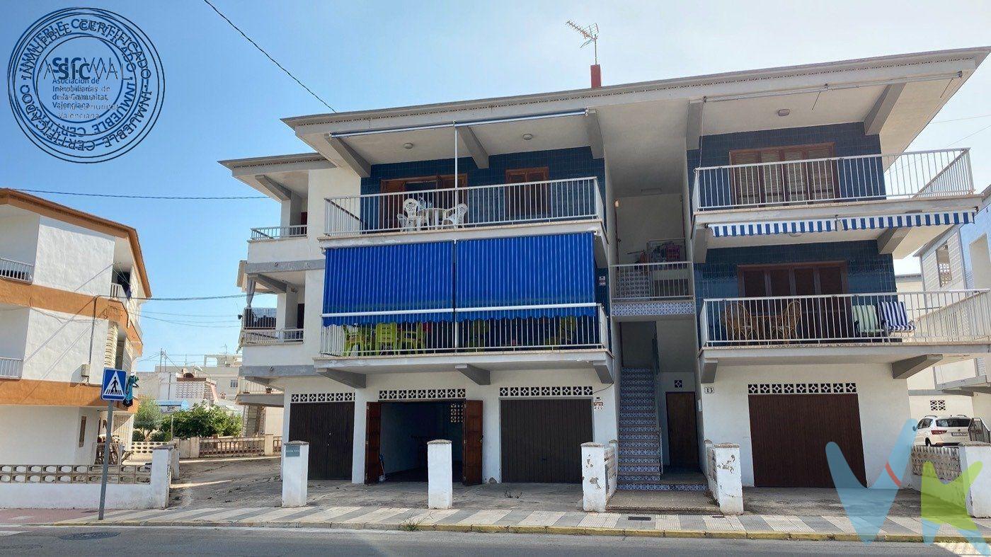 Apartamento en Oliva situado a escaso metros del mar, zona Pau Pi, considerada una de las mejores playas por su fina arena y limpias aguas, lo que le otorga año tras año su distintivo de Bandera Azul.  Su proximidad al club náutico ofrece la posibilidad de realizar toda clase de actividades náuticas, salidas en catamarán, kayak, surf, etc.  Además, al ser una zona consolidada y permanentemente habitada, encontrarás una amplia gama de servicios.  .  El apartamento dispone de 3 dormitorios dobles, dos de ellos con balcón, salón-comedor con acceso a espaciosa terraza, un baño, un aseo, cocina independiente y lavadero acristalado. Precio de venta conjunta con garaje cerrado en planta baja, con aseo y ventana. Techos altos.( Superficie 24 m2). Local nº 2, via Ronda, 6. Finca registral independiente que puede venderse o alquilarse, no vinculado al  apartamento.  .  Para vivir todo el año o pasar una largas vacaciones, tu eliges. Edificio recién rehabilitado, forjados y pintura.  .  .  .  P.V.P. IMPUESTOS Y TASAS NO INCLUIDOS (IVA, ITPAJD) NO INCLUIDOS GASTOS DE NOTARIA Y REGISTRO.  . 