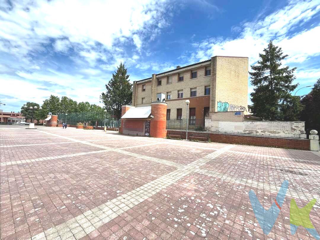 ¡Gran oportunidad de compra en Barañáin! Se vende plaza de garaje en una ubicación inmejorable y de alta demanda, situada en la Plaza San Cristóbal, justo al lado del Colegio Santa Luisa de Marillac y el Colegio Público Los Sauces.  El garaje cuenta con calles interiores muy amplias que garantizan un fácil aparcamiento.  Dispone de rampas con entrada y salida completamente independientes.  
El garaje está ubicado en suelo municipal y se transmite mediante la cesión de uso por 99 años (otorgada en 1988). Al comprador le quedan por delante 61 años de uso y disfrute garantizado (hasta el año 2087), lo que asegura una inversión a larguísimo plazo a un coste muy inferior al de una propiedad libre.
(DATOS MERAMENTE INFORMATIVOS, SIN VALOR CONTRACTUAL. EL PVP INDICADO NO INCLUYE IMPUESTOS, GASTOS DE TRANSMISIÓN).
 
 
