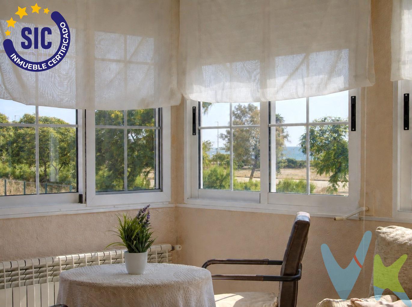 A pocos pasos de la playa de Almenara, este chalet independiente invita a disfrutar del Mediterráneo con tranquilidad, espacio exterior y unas magníficas vistas al mar desde sus plantas superiores. Su acceso por calle asfaltada aporta un plus de comodidad en una zona donde todavía existen algunos caminos sin urbanizar, mientras que el aparcamiento situado frente a la vivienda favorece una agradable sensación de amplitud hacia la costa. La planta baja concentra la vida cotidiana. La cocina reformada y abierta al salón-comedor crea un ambiente práctico y acogedor, pensado para compartir y disfrutar. Desde ella se accede directamente a uno de los espacios más apetecibles de la casa: un amplio porche cubierto, perfecto para desayunos tranquilos, comidas al aire libre o largas sobremesas de verano. Esta planta dispone además de un dormitorio, cuarto de baño, trastero y una estancia polivalente como estudio, lavadero o espacio auxiliar. Todo ello rodeado de terreno propio. En la planta superior, accesible tanto por escalera interior como exterior, encontramos una segunda sala de estar, dos dormitorios, vestidor y otro cuarto de baño. Una pequeña terraza conduce  mediante una escalera de caracol, al tejado-terraza, un rincón privilegiado desde el que contemplar impresionantes vistas abiertas al mar. La vivienda cuenta además con calefacción mediante radiadores y se vende amueblada, facilitando poder disfrutarla desde el primer momento. La playa de Almenara conserva un carácter tranquilo y poco masificado, especialmente atractivo para quienes desean tener el Mediterráneo muy cerca sin renunciar a la calma. Una casa versátil para vivir todo el año o disfrutar de largas temporadas junto al mar. Ven a conocerla: sus espacios, su porche y sus vistas merecen descubrirse en persona. Si lo necesitas, te ayudamos con la financiación. El precio del inmueble no incluye los honorarios de la agencia que ascienden al 3% del precio final del inmueble más IVA, ni los gastos de notaría y registro de la propiedad (que están sujetos a aranceles y varían dependiendo del precio de escrituración), ni los impuestos (que en la Comunitat Valenciana dependen del precio del inmueble y de las características personales del comprador). Para mayor seguridad en la compraventa, todas nuestras viviendas poseen FICHA DE CERTIFICACIÓN DE INMUEBLES registrada por la Asociación de Inmobiliarias de la Comunidad Valenciana ASICVAL. Antes de comprar o de entregar las arras, pida el Certificado de la vivienda para estar seguro y tranquilo sobre la situación legal, urbanística y de cargas de la misma. RK ESTAÑOL, mercantil Inmobiliaria Quasablanqua, SL, está inscrita en el Registro de Agentes de Intermediación Inmobiliaria de la Comunidad Valenciana RAICV con el número de registro 1511. 