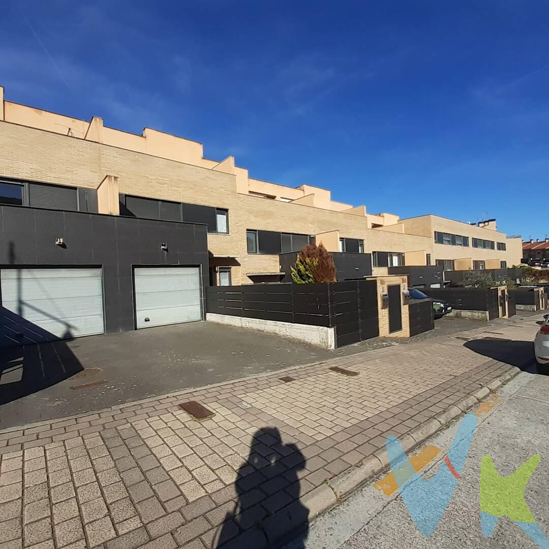 Impecable Casa Adosada en Esteribar
Características principales

Tipo de propiedad: Casa
Subtipo: Adosado
Superficie útil: 350 m²
Superficie construida: 355 m²
Estructura del edificio: Hormigón
Habitaciones: 3
Baños: 2 (uno con ducha y otro con bañera)
Aire acondicionado: Climatización
Calefacción: Individual gas natural
Agua caliente: Individual gas natural
Orientación: Norte - Sur
Ascensor privado dentro de la casa: Sí, sin barreras arquitectónicas
Terrazas:

Una de 9 m²
Otra de 27 m²


Balcón: Sí
Estado de conservación: Muy buen estado

Descripción de la vivienda
Este adosado impecable destaca por su accesibilidad absoluta gracias al ascensor privado en el interior de la vivienda, ideal para personas que buscan comodidad y ausencia de barreras arquitectónicas.
El salón tiene un diseño luminoso y funcional, con acceso directo a un jardín privado, perfecto para el descanso y actividades al aire libre.
La propiedad dispone de dos cocinas americanas: una situada en la planta baja, integrada en el txoko, ideal para reuniones familiares o con amigos, y otra ubicada en la planta superior para mayor comodidad.
Ubicación y entorno
Situada en el tranquilo y acogedor municipio de Esteribar, esta casa disfruta de un entorno natural privilegiado con fácil acceso a servicios y lugares de interés:

Colegios locales que ofrecen educación de calidad
Instituciones sanitarias cercanas para atención médica inmediata
Amplias zonas verdes y espacios naturales para el ocio y deporte
Conexiones con principales vías para desplazamientos rápidos a Pamplona y otras localidades

La orientación norte-sur garantiza iluminación natural durante todo el día y una excelente ventilación, complementado con aire acondicionado para mantener la temperatura ideal en todas las estaciones.
 
Una oportunidad única para adquirir un adosado moderno, confortable y accesible en una de las mejores zonas de Esteribar.
Datos meramente informativos, sin valor contractual. El PVP indicado no incluye impuestos (régimen general del ITP (Impuesto de Transmisiones Patrimoniales) es el 6% sobre el precio de compra) ni gastos de transmisión (notaría, registro, AJD (Actos Jurídicos Documentados), que suma aproximadamente un 2% sobre el precio de compra). Honorarios de la agencia a cargo del vendedor. NO SE COBRA HONORARIOS AL COMPRADOR