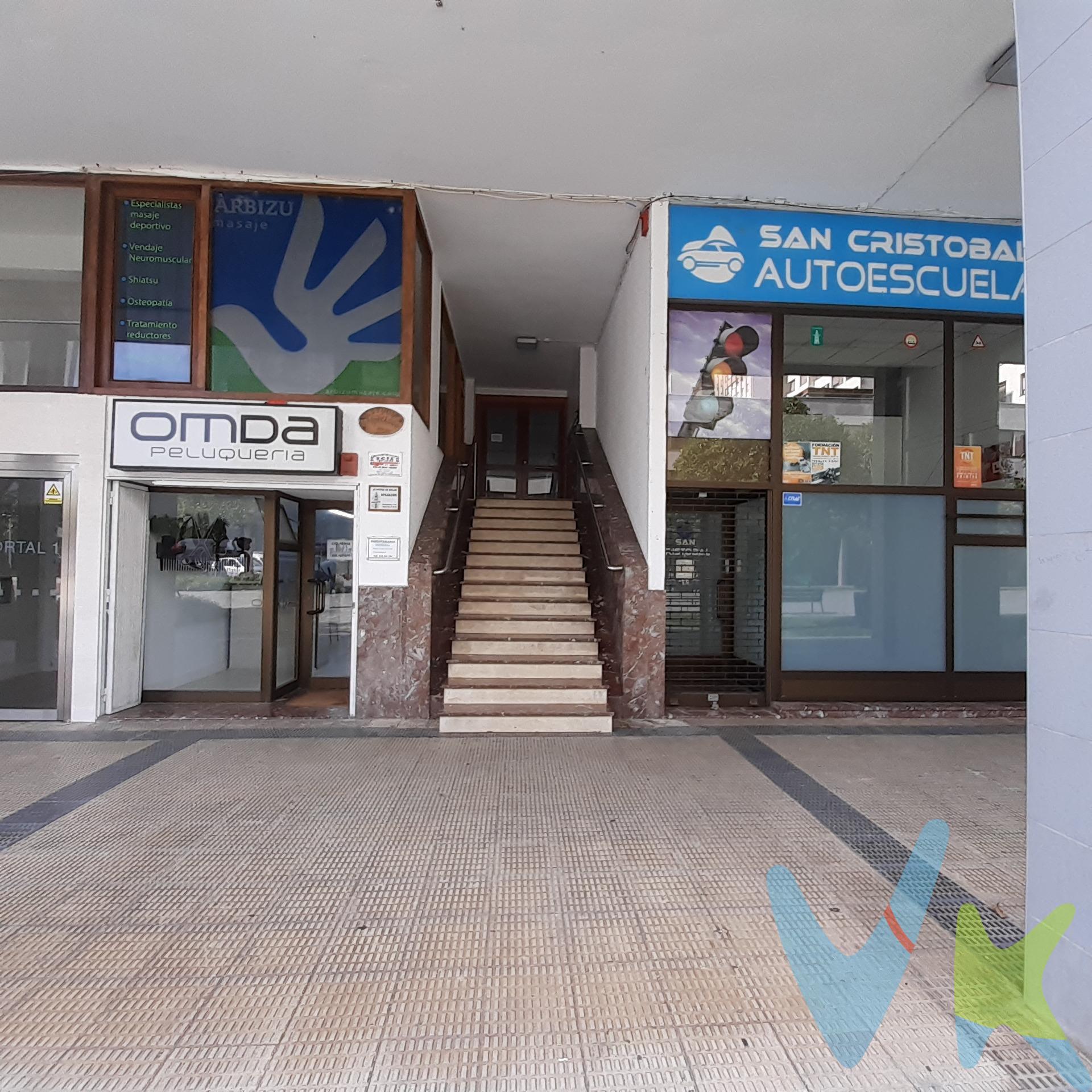 Presentamos impecable estudio de 31 m2 muy bien acondicionado con pequeña cocina, despacho y baño. Suelos de parquet, paredes con pintura lisa, puertas lacadas en blanco. Bomba de frio/ calor, y agua con termo eléctrico. Acceso a ascensor desde el portal 10. ¡¡Llámanos y ven a verlo!!. 