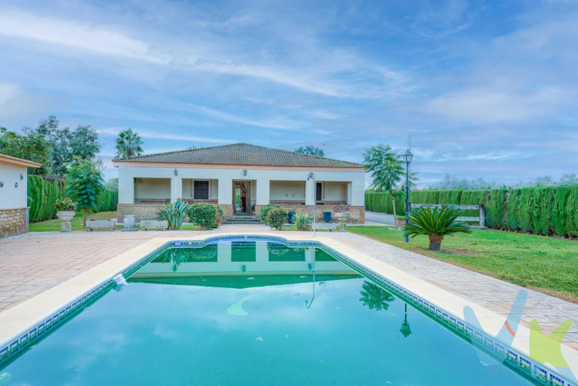 Espectacular propiedad rústica en Pilas, Sevilla. A tan solo 20 minutos de la aldea de El Rocío y 30 minutos a la capital. Chalet independiente en parcela de 2.500 m², ideal para quienes buscan amplitud, privacidad y una excelente calidad de vida. La vivienda cuenta con 400 m² construidos, distribuidos de manera funcional y luminosa.

La propiedad dispone de cinco dormitorios, perfectos para familias grandes o para habilitar espacios de trabajo, y dos baños completos y un aseo de cortesía. La cocina, amplia y bien distribuida, ofrece un entorno cómodo para el día a día.

En el exterior, la parcela garantiza tranquilidad y múltiples posibilidades: zonas ajardinadas, área de ocio, y una magnífica piscina privada para disfrutar en familia.

Además, cuenta con varios trasteros con gran capacidad de almacenaje y un amplio espacio de aparcamiento, ideal para varios vehículos.

Una propiedad única, rodeada de naturaleza y con todas las comodidades, perfecta como residencia habitual o segunda vivienda.

Informamos a nuestros clientes que el precio de venta no incluye lo siguiente: Honorarios de la agencia inmobiliaria, impuestos (el Impuesto de Transmisiones Patrimoniales, I.V.A. o A.J.D., en su caso), otros gastos de la compraventa (gastos de registro de la Propiedad, Notaría, gestoría ni de posible financiación). Documento D.I.A. a disposición del consumidor según Decreto 218/2005 Junta de Andalucía.