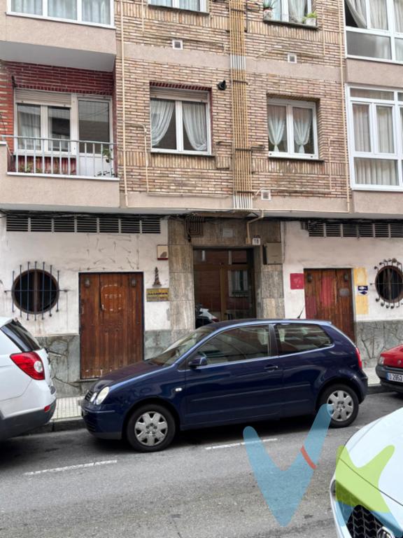 Oportunidad en Ceares: 150m² ideales para Trasteros o Negocio¡Inversión estratégica en Gijón! Se venden dos locales unidos (antigua pescadería) con 150m² construidos (128m² útiles) en el corazón de Ceares, una zona con altísima demanda de espacio de almacenaje.Puntos clave para tu inversión:No dejes pasar esta oportunidad de inversión en una de las zonas más vibrantes de la ciudad. ¡Visítalo y proyecta aquí tu próximo éxito!Versatilidad: Espacio generoso y funcional adaptable a cualquier sector comercial o logístico.Estado: Edificio robusto de 1973 con mantenimiento al día. Fachada impecable que aporta seguridad y buena imagen.Potencial Máximo: Planta diáfana perfecta para reconversión en trasteros, un modelo de negocio en auge y alta rentabilidad.Ubicación Premium: En un barrio dinámico y tradicional, con flujo constante de público y excelentes comunicaciones.Gastos e impuestos no incluidos en el precio. A título orientativo, en segundas transmisiones, el comprador abonará el Impuesto sobre Transmisiones Patrimoniales (ITP). Para consultar los porcentajes del ITP en Asturias puede hacerlo a través de la web oficial de servicios tributarios del Principado de Asturias https://sede.tributasenasturias.es/sites/sede/default/es_ES/Que-quieres-hacer/Transmisiones-Patrimoniales-y-AJD. La base imponible será el mayor valor entre precio de compraventa, tasación o valor de referencia catastral. Gastos de notaría y registro según aranceles variables según precio, número de copias y complejidad.El comprador escoge libremente notario. El vendedor asume la plusvalía y el resto de gastos son del comprador. Si se precisa hipoteca: Tasación, condiciones y costes bancarios según entidad elegida por el comprador; así como los gastos de gestoría y cualesquiera otros inherentes a la formalización de la compraventa. De acuerdo con la ley, no se incluyen en el precio otros gastos o tributos que legalmente correspondan al comprador. Honorarios de intermediación inmobiliaria a cargo del vendedor y honorarios de mediación inmobiliaria del 2% más I.V.A. con un mínimo de 2.000 + IVA a cargo del comprador.El consumidor tiene derecho, conforme a la normativa vigente, a disponer de información y documentación adicional relativa al inmueble y condiciones de la compraventa, accesible en la sede física o mediante correo electrónico de la Agencia cuyos datos de contacto aparecen en la página web. La agencia actúa exclusivamente como intermediaria en la operación. Cualquier compraventa y sus condiciones quedan sujetas en todo caso a la aceptación expresa del vendedor del inmueble y a la posterior formalización del correspondiente contrato. El presente anuncio tiene carácter meramente informativo; la información suministrada se corresponde con la disponible a la fecha de publicación, pudiendo variar en función de las circunstancias o actualizaciones legales, contractuales y fiscales.
