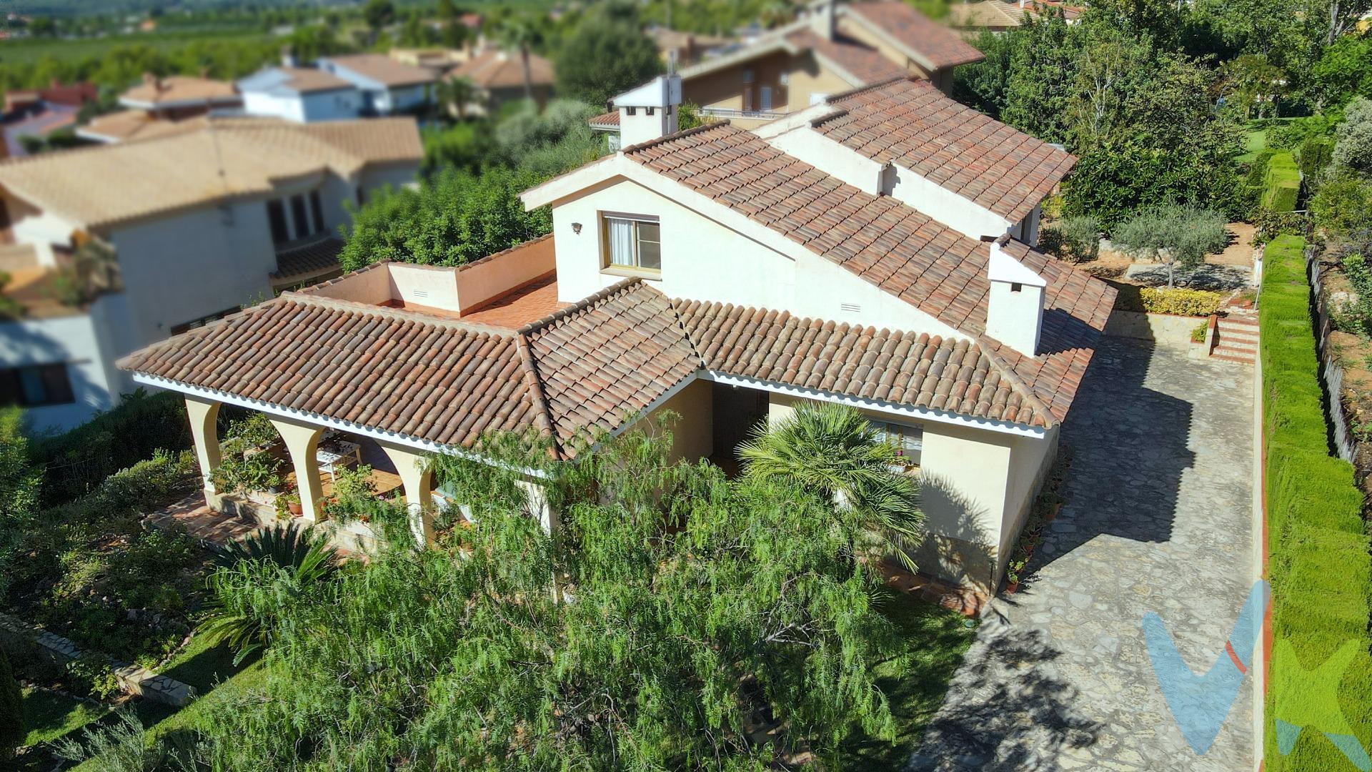 . ¡Atención amantes de la naturaleza y el deporte al aire libre!. ¡Se vende espectacular chalet en urbanización privada!. Ubicado en un entorno natural privilegiado, este chalet es el lugar ideal para quienes buscan tranquilidad y calidad de vida, con un clima fantástico durante todo el año que invita a disfrutar de actividades al aire libre. Amplia terraza con jardín y barbacoa, el espacio perfecto para disfrutar de momentos inolvidables en compañía de amigos y familia. El chalet se caracteriza por tener todas la estancia amplias como se puede ver en las fotos. El Garaje es espacioso para varios vehículos con zona habilitada para almacenaje. . La urbanización cuenta de una fabulosa piscina con vigilancia, canchas de tenis, campo de fútbol, cancha de baloncesto, si tienes hijos allí podrán jugar, hacer amigos y disfrutar en las zona de juegos con amigos de la urbanización. Con una Ubicación inmejorable a solo 7 km de la ciudad, lo que te permite disfrutar de todas sus comodidades sin perder la tranquilidad del entorno natural. Y a tan solo 15 minutos de la costa, para que puedas escaparte a la playa cuando lo desees. Excelente conexión con transporte público.  . Este chalet lo tiene todo: naturaleza, espacio, comodidad y seguridad. ¡No dejes pasar esta oportunidad única!