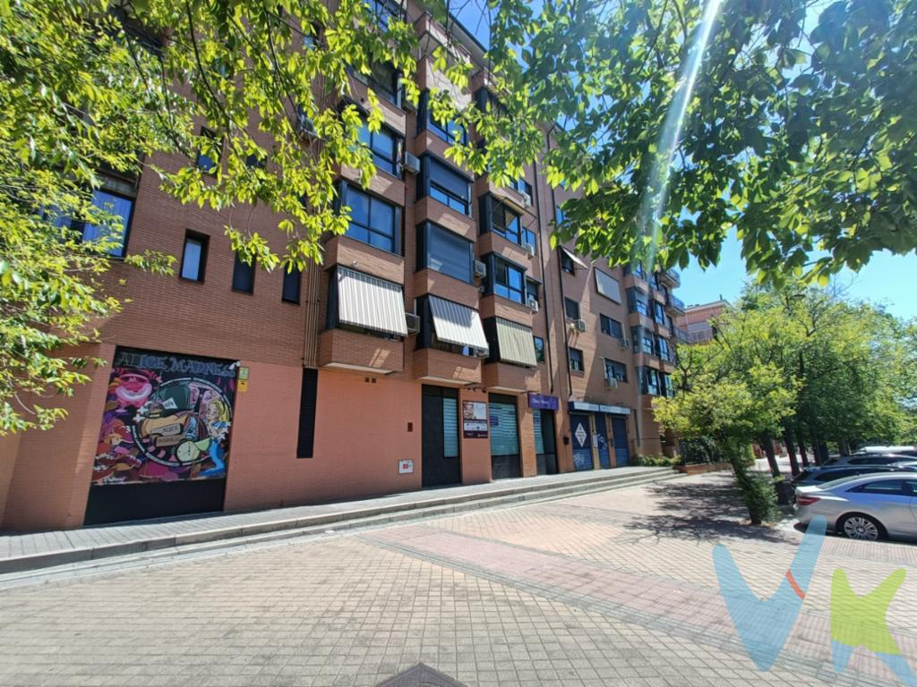 EXCELENTE OPORTUNIDAD EN PARQUE OESTE – ALCORCÓN.

Te presentamos este magnífico LOCAL COMERCIAL ubicado en la calle Oslo, con acceso desde calle Helsinki, en una de las zonas más consolidadas y demandadas de Parque Oeste, rodeado de actividad comercial, servicios y excelentes comunicaciones.

Actualmente acondicionado como oficina, el inmueble ofrece una distribución funcional y versátil compuesta por recepción, amplia sala de trabajo con capacidad para varios puestos, dos despachos independientes comunicados entre sí, sala de reuniones, baño completo con ducha y zona de archivo.

El local se encuentra en perfecto estado de uso y dispone de climatización por conductos (frío/calor) en todas sus estancias, garantizando el máximo confort durante todo el año.

Uno de sus grandes atractivos es que cuenta con SALIDA DE HUMOS, lo que amplía significativamente las posibilidades de implantación de diferentes actividades comerciales o profesionales.

Destaca además su excelente visibilidad gracias a una fachada con casi 8 metros lineales de escaparate, ideal para potenciar la imagen de negocio y la exposición comercial. Su altura libre hasta forjado de 3,80 metros ofrece múltiples opciones de adaptación del espacio. La fachada dispone de cierres de seguridad para una mayor protección.

Una oportunidad única para establecer tu negocio o realizar una inversión en una de las mejores ubicaciones comerciales de Alcorcón.

Gastos e impuestos no incluidos en el precio publicitado. La agencia actúa en representación y por mandato del vendedor. Las condiciones de la venta establecen que el comprador deberá abonar un importe adicional fijo del 3%, más 21% de IVA, sobre el precio publicitado. La reserva del inmueble sólo se producirá después de que una propuesta de compra haya sido expresamente aceptada por el vendedor.

A título orientativo se informa que en segundas transmisiones el ITP con carácter general en Madrid es del 6%, pudiendo existir otros tipos impositivos atendiendo a las circunstancias personales del comprador u otras circunstancias previstas legalmente. Base imponible del impuesto el mayor valor entre el precio de compraventa, la tasación o el valor de referencia catastral. En cuanto a los gastos de notaría y registro de la propiedad, en su caso, son variables, dependen de aranceles según precio y complejidad, oscilando aprox. entre un 0,2% y un 2%. Si el comprador precisase de hipoteca: tasación, condiciones y costes bancarios serán según entidad elegida por el comprador, así como los gastos de gestoría y cualesquiera otros gastos inherentes a la compraventa que legalmente correspondan a la parte compradora, salvo pacto expreso en contrario con el vendedor. El consumidor tiene, conforme a la normativa vigente, a su disposición información y documentación adicional relativa al inmueble y condiciones de la compraventa, que podrá ser consultada en la sede física de la agencia.