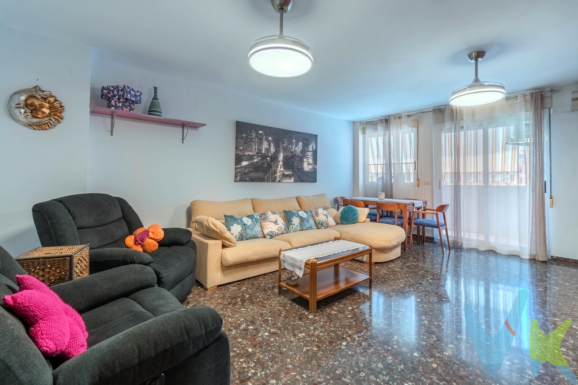3 dormitorios, 2 baños, balcón con vistas despejadas y garaje en Avenida Francesc Tàrrega. ¿Buscas una vivienda amplia, funcional y con garaje en Vila-real? Esta puede ser la que estabas esperando. Te presentamos esta vivienda VPO de 3 dormitorios y 2 baños, situada en Avenida Francesc Tàrrega, 56, una vivienda pensada para quienes buscan espacio, comodidad y una distribución práctica para el día a día. Nada más entrar encontrarás un salón amplio y luminoso, con salida a un balcón con vistas despejadas hacia la rotonda. Un espacio que aporta luz, sensación de amplitud y ese pequeño desahogo que siempre se agradece en casa. La cocina tipo office permite disfrutar de un espacio cómodo para cocinar y compartir el día a día. Además, dispone de una amplia galería, perfecta para tener una zona adicional de almacenaje y lavandería. La vivienda cuenta con 3 dormitorios, todos ellos con armarios empotrados, para que el espacio de almacenamiento no sea un problema. El dormitorio principal dispone de baño completo en suite, mientras que la vivienda cuenta con un segundo baño completo independiente, ideal para el uso diario de la familia o para las visitas. La vivienda incluye:. ✔️ 3 dormitorios. ✔️ 2 baños completos. ✔️ Dormitorio principal con baño en suite. ✔️ Salón con salida a balcón. ✔️ Vistas despejadas. ✔️ Cocina office. ✔️ Amplia galería. ✔️ Armarios empotrados. ✔️ 1 plaza de garaje incluida. Precio: 189.900 €. El precio incluye la vivienda y una plaza de garaje. Además, tienes la posibilidad de adquirir una segunda plaza de garaje por 8.000 € adicionales, una opción especialmente interesante si necesitas dos plazas. IMPORTANTE: vivienda VPO. Al tratarse de una vivienda de protección oficial (VPO), la compraventa está sujeta a los requisitos y condiciones establecidos por la normativa aplicable. Antes de realizar una visita, comprobaremos contigo que cumples los requisitos necesarios para adquirirla. 📍 Avenida Francesc Tàrrega, — Vila-real. Si estás buscando 3 dormitorios, 2 baños y garaje en Vila-real, quizá esta sea la vivienda que estabas buscando. Escríbeme y te cuento todos los detalles y comprobamos si puedes acceder a ella.