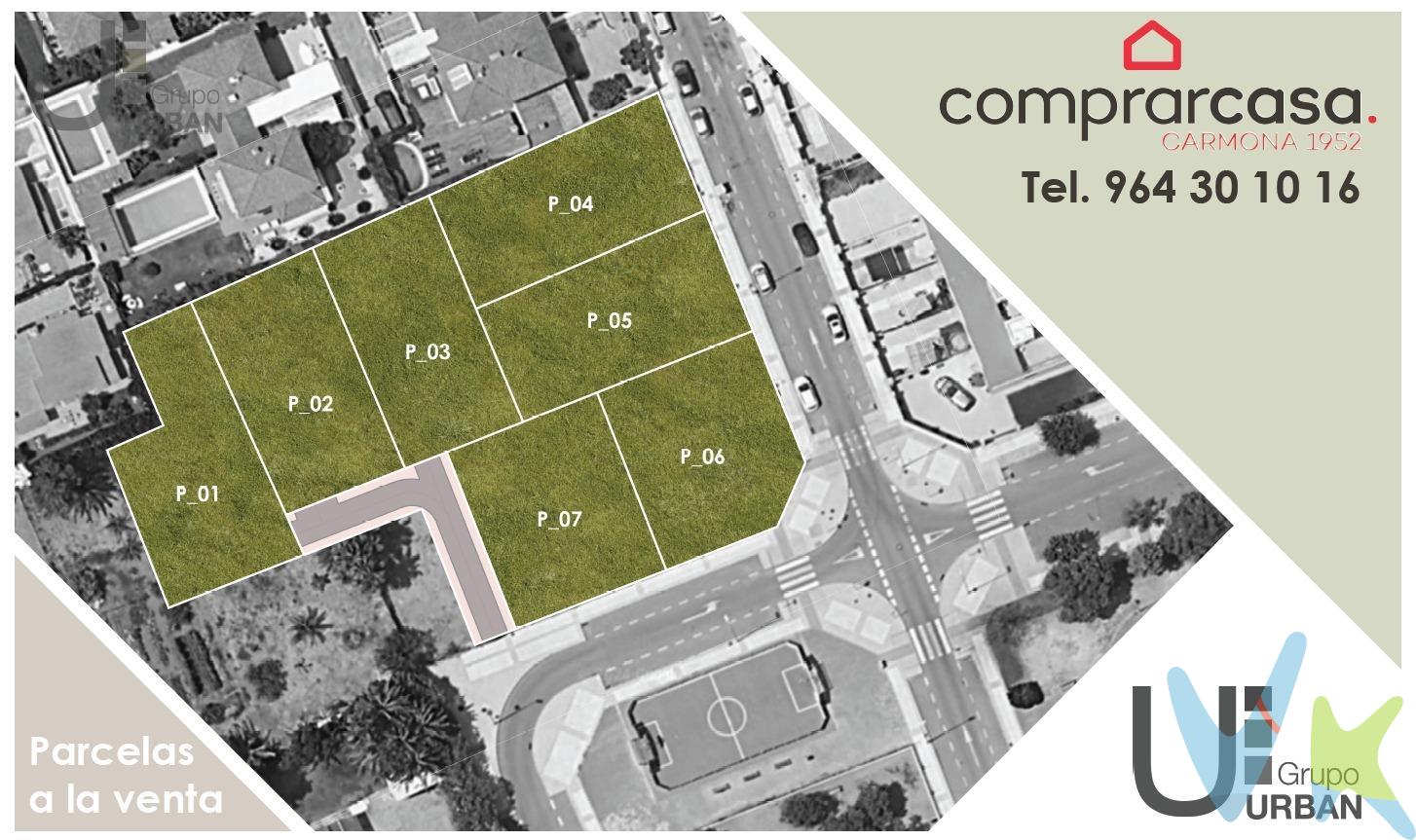 Venta de parcelas a 600 metros de la playa del Heliópolis de Benicasim. Estas parcelas son el lugar perfecto para construir tu casa de ensueño o invertir en una propiedad de alto potencial de retorno de inversión. Nuestras parcelas tienen una ubicación privilegiada en la costa, cerca de servicios locales como restaurantes, bares y tiendas. Además, se encuentran en una zona de alta demanda, lo que significa que su valor es probable que aumente en el futuro cercano. Ofrecemos diferentes tamaños de parcelas, así como diferente orientación, para adaptarnos a las necesidades de cada cliente. Les brindo información detallada sobre las parcelas disponibles, incluyendo aspectos legales, permisos de construcción y detalles sobre la infraestructura y servicios locales. Asesoramos a los clientes en todas las etapas del proceso tanto de la compra como en todas las necesidades y dudas de arquitectura y construcción. Por mandato expreso del propietario comercializamos este inmueble mediante contrato de multi-exclusiva, por el cual numerosas agencias colaboradoras, nacionales e internacionales, ofrecen esta vivienda a sus potenciales compradores, todo ello garantizando un servicio de calidad, un trato fácil, sencillo y sin interferencias de terceros, ya que la gestión es a través de nuestra agencia. *Impuestos, gastos de compraventa tales como honorarios agencia y financiación no incluidos. 